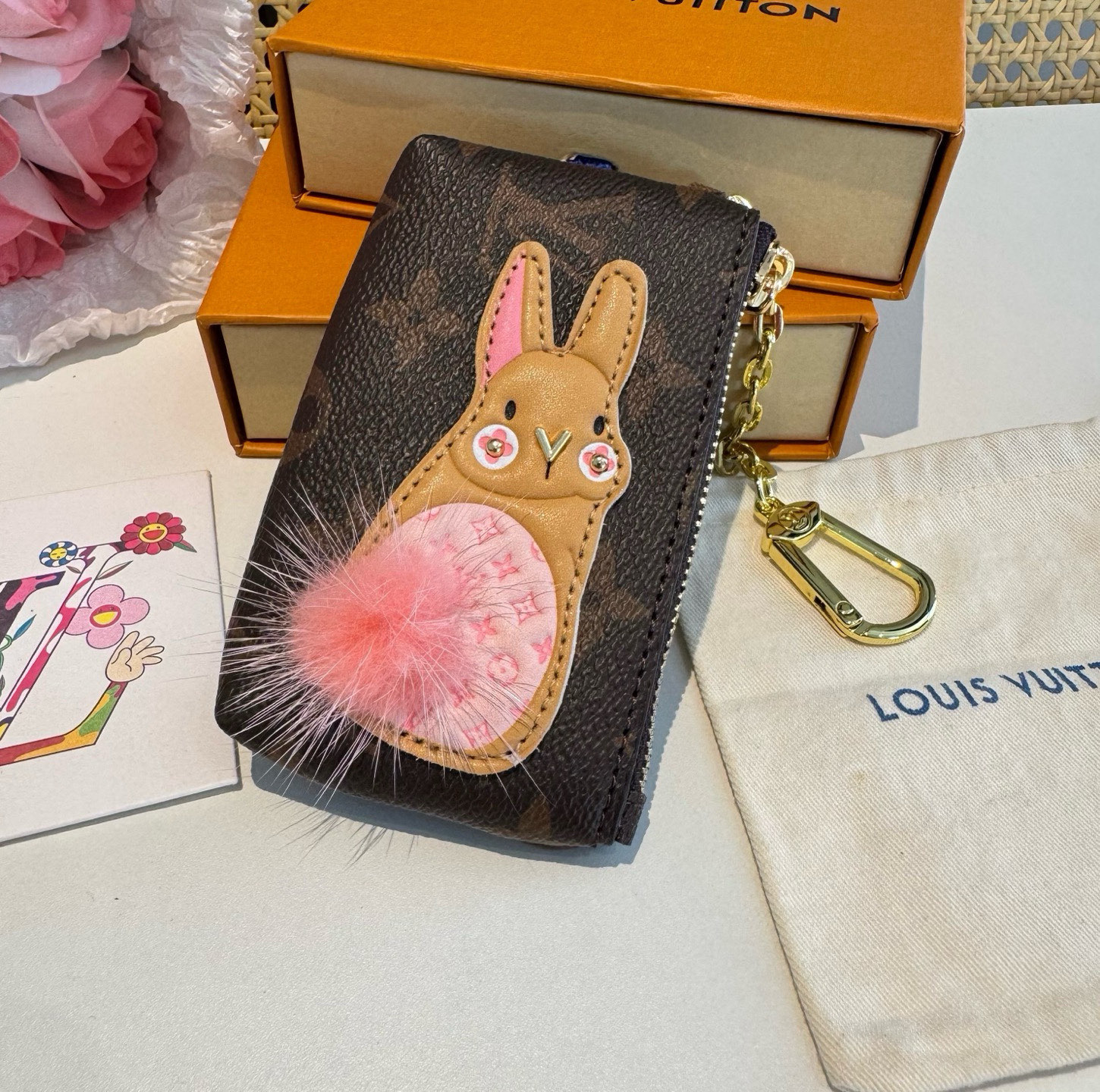 。独家新品LV卡通老花零钱包包，经典老花钥匙扣耳机包，包包挂饰，零钱包 超纤材质 五金为进口钢 原版lo