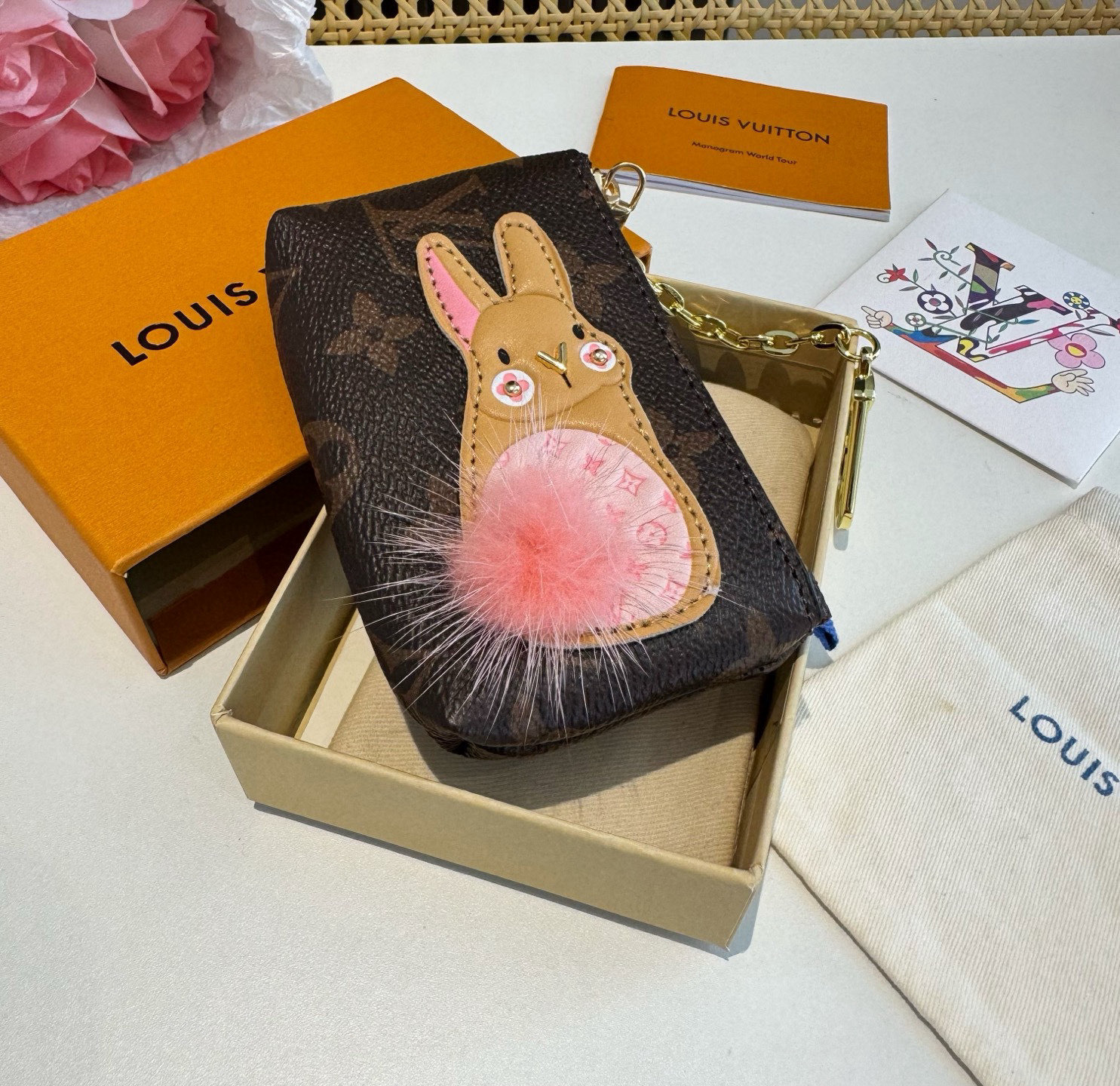 。独家新品LV卡通老花零钱包包，经典老花钥匙扣耳机包，包包挂饰，零钱包 超纤材质 五金为进口钢 原版lo