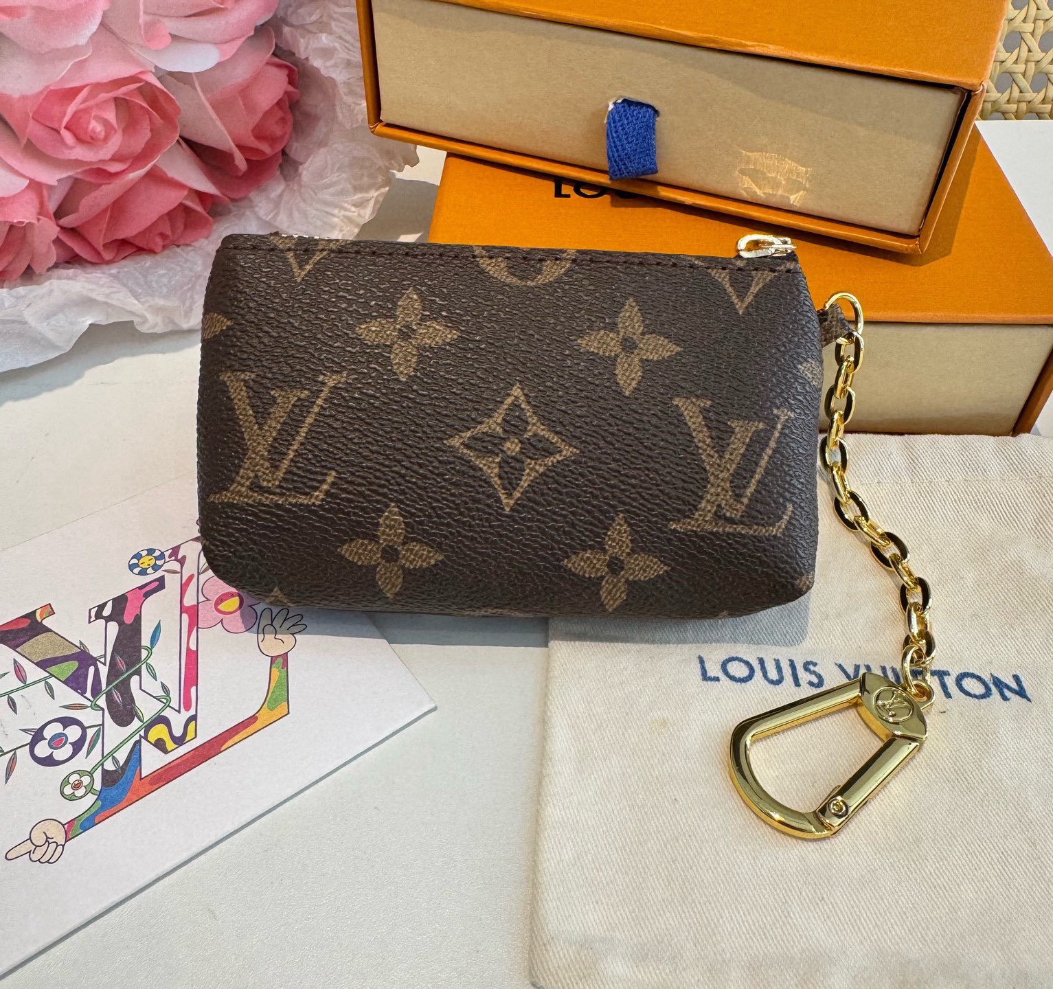 。独家新品LV卡通老花零钱包包，经典老花钥匙扣耳机包，包包挂饰，零钱包 超纤材质 五金为进口钢 原版lo