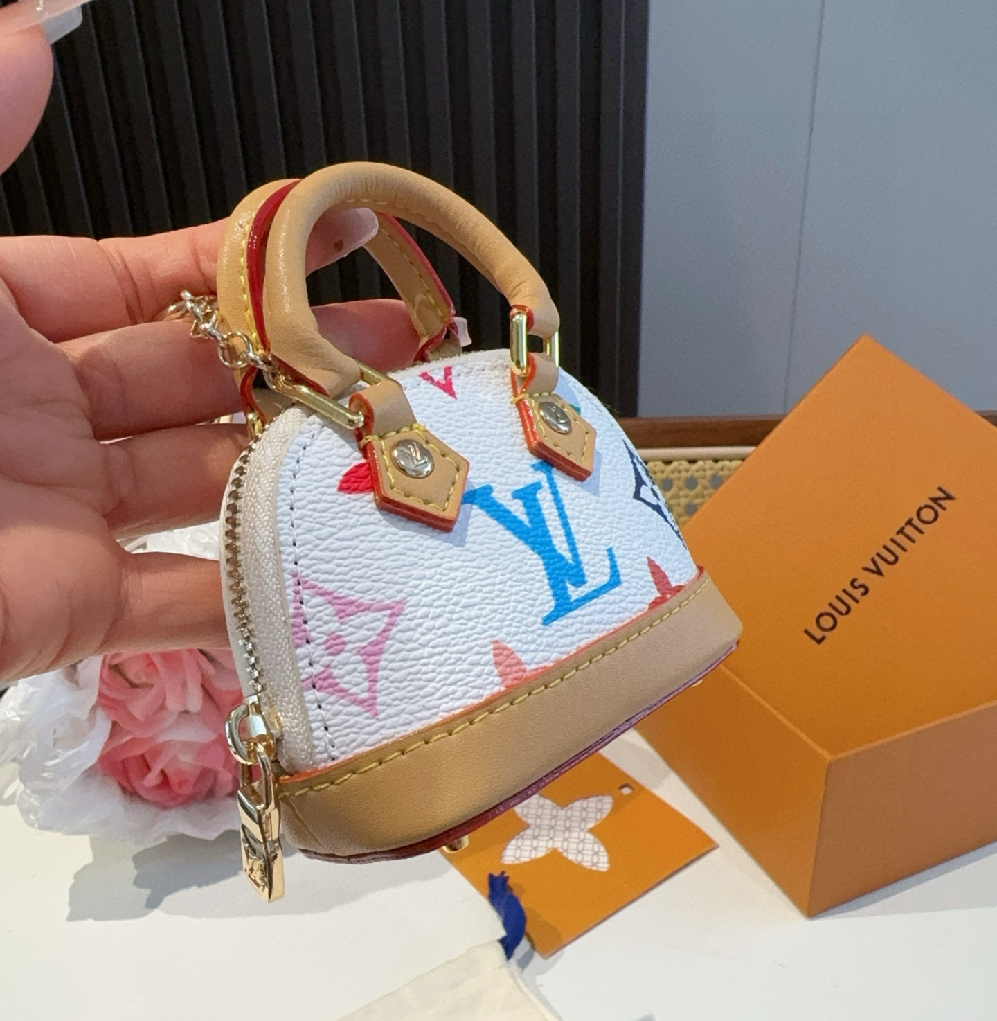❗爆款。路易威登LOUIS VUITTON 新款 老花&白三彩mini包包贝壳包 LV包包挂饰，钥匙扣，