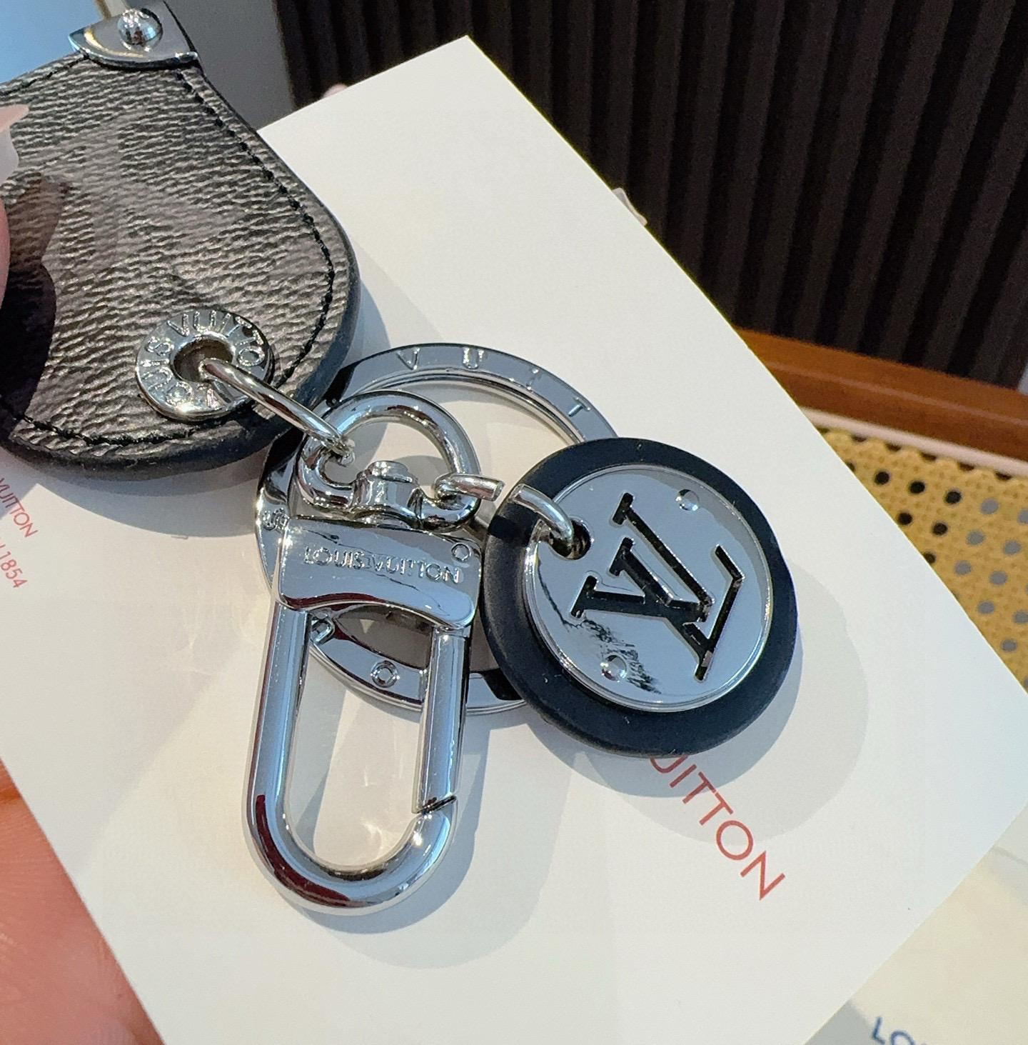 。 路易威登LV钥匙扣挂件M64180 Travel Tag包饰与钥匙扣彰显游牧精神，向路易威登制箱传统