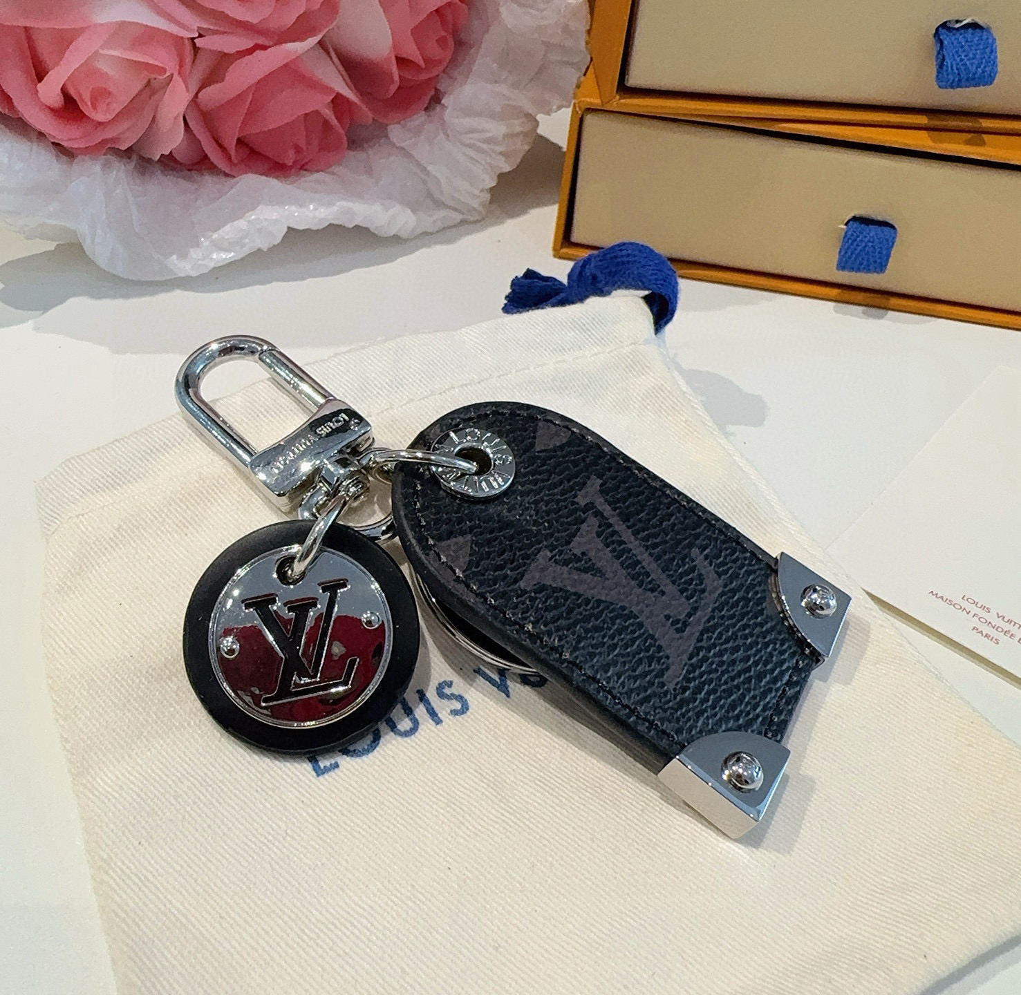 。 路易威登LV钥匙扣挂件M64180 Travel Tag包饰与钥匙扣彰显游牧精神，向路易威登制箱传统