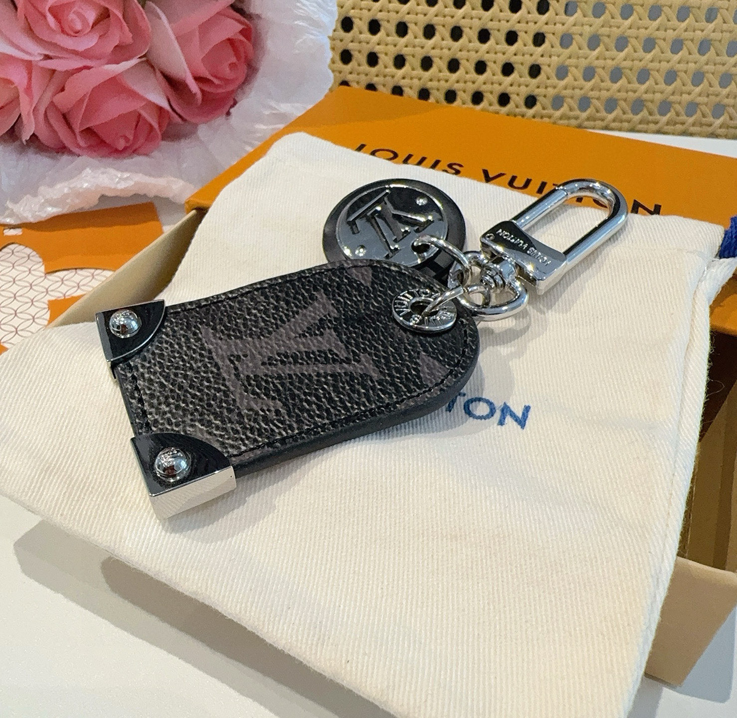 。 路易威登LV钥匙扣挂件M64180 Travel Tag包饰与钥匙扣彰显游牧精神，向路易威登制箱传统
