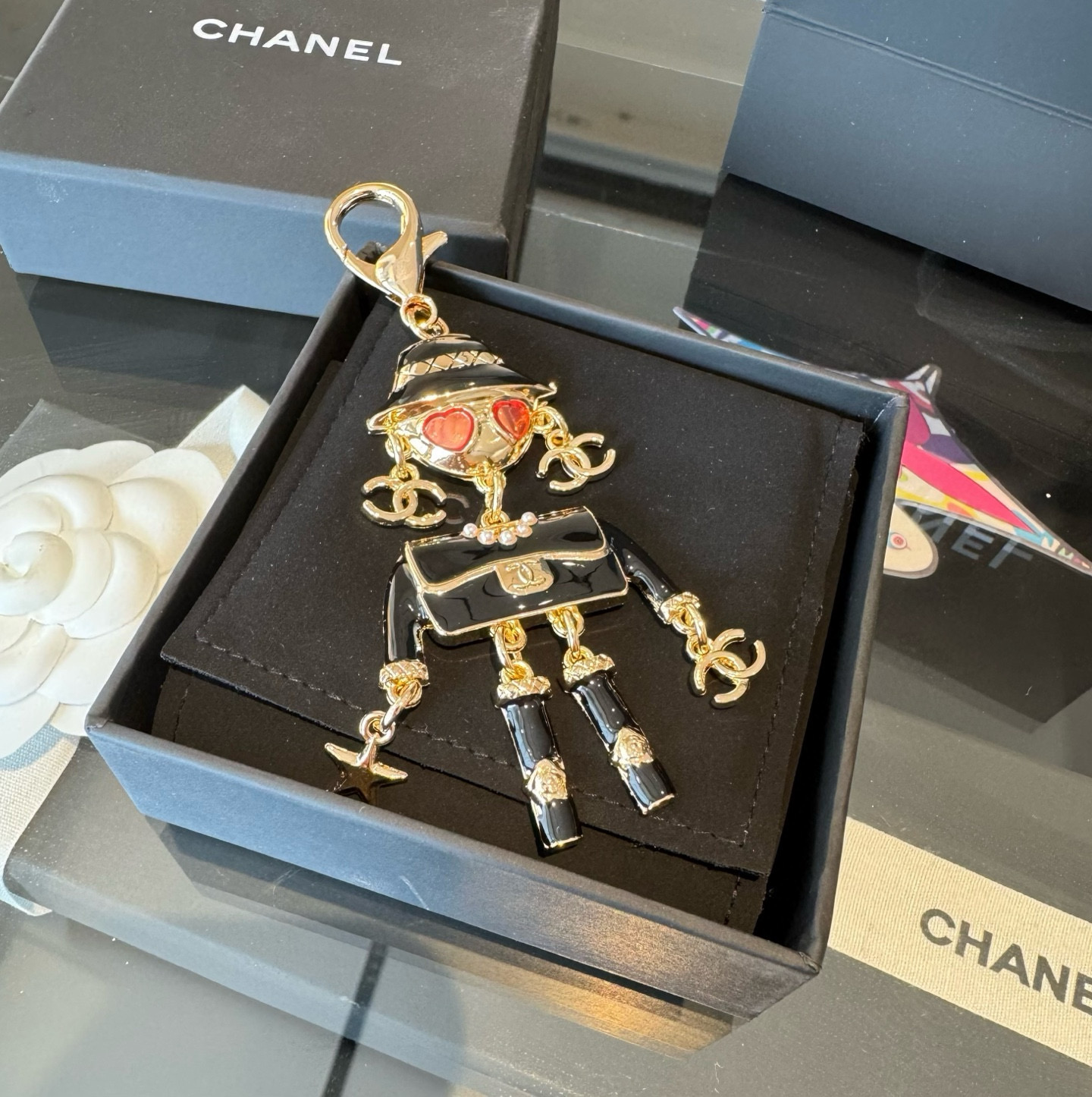 。CHANEL香奈儿外星人钥匙扣挂件 ~包包挂饰车钥匙挂件珐琅搭配金属双C奢华与趣味并存。随身挂包/钥匙