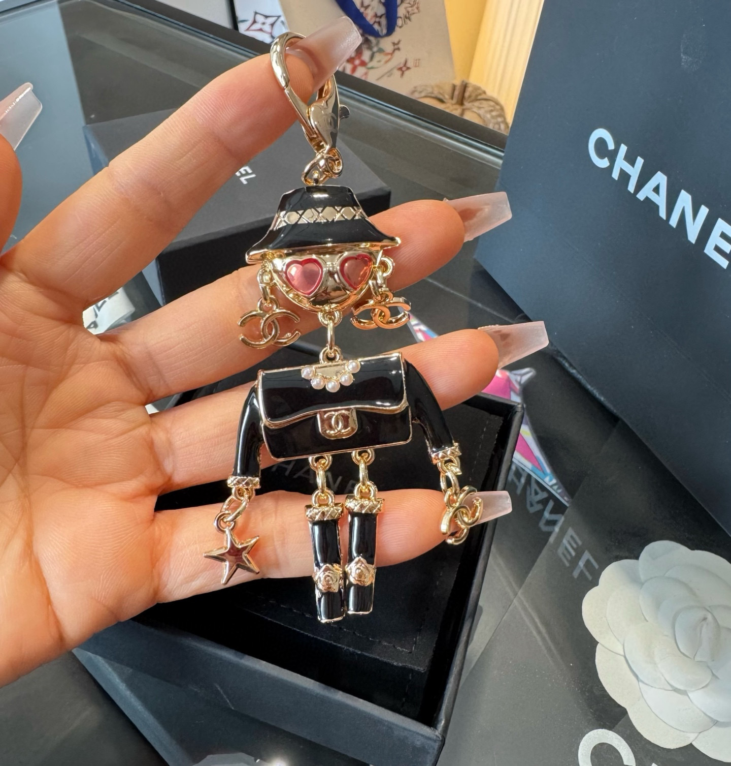 。CHANEL香奈儿外星人钥匙扣挂件 ~包包挂饰车钥匙挂件珐琅搭配金属双C奢华与趣味并存。随身挂包/钥匙