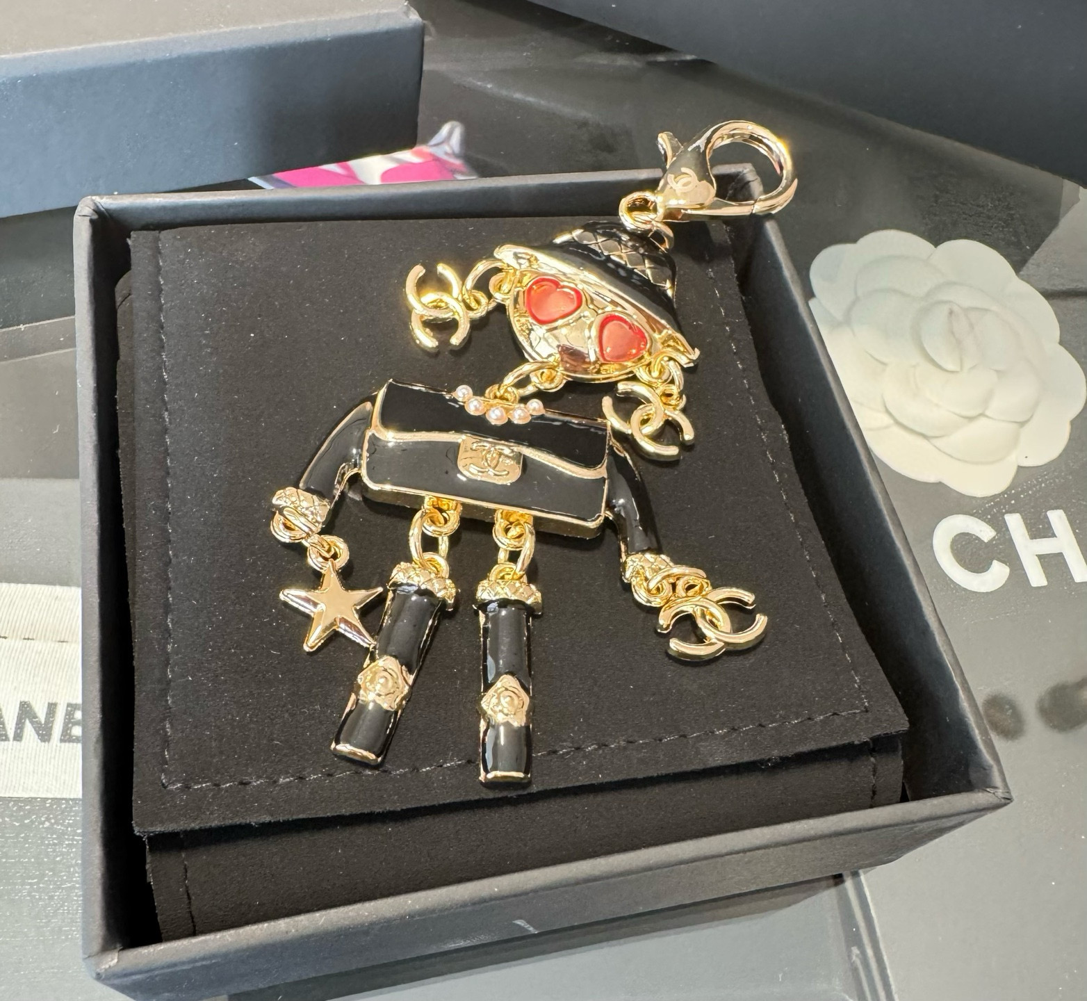 。CHANEL香奈儿外星人钥匙扣挂件 ~包包挂饰车钥匙挂件珐琅搭配金属双C奢华与趣味并存。随身挂包/钥匙