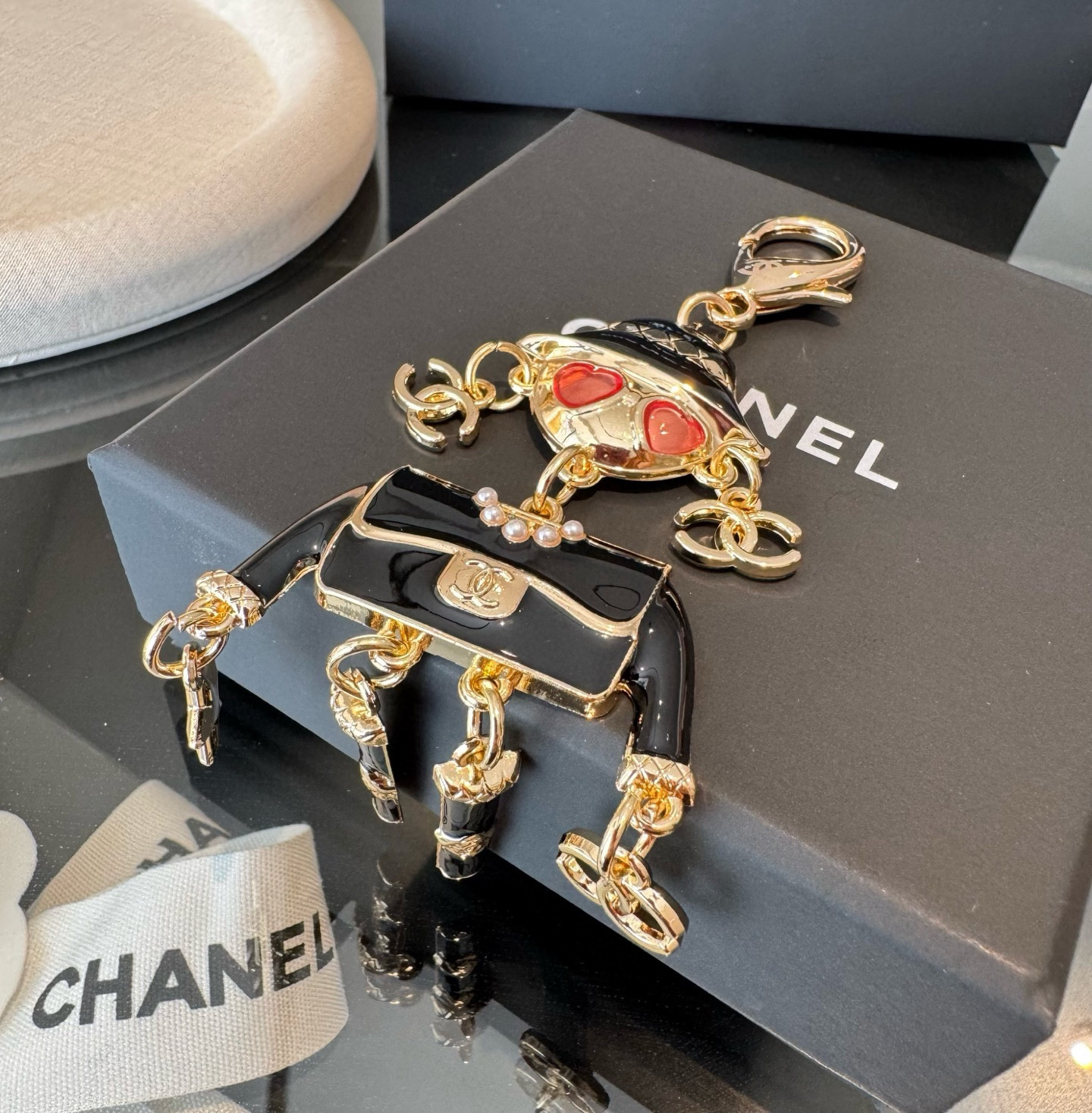 。CHANEL香奈儿外星人钥匙扣挂件 ~包包挂饰车钥匙挂件珐琅搭配金属双C奢华与趣味并存。随身挂包/钥匙
