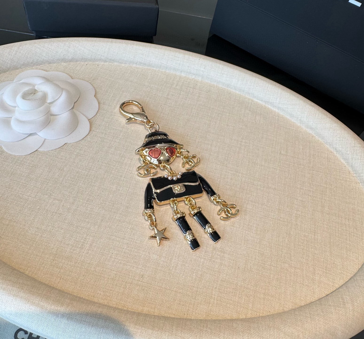 。CHANEL香奈儿外星人钥匙扣挂件 ~包包挂饰车钥匙挂件珐琅搭配金属双C奢华与趣味并存。随身挂包/钥匙