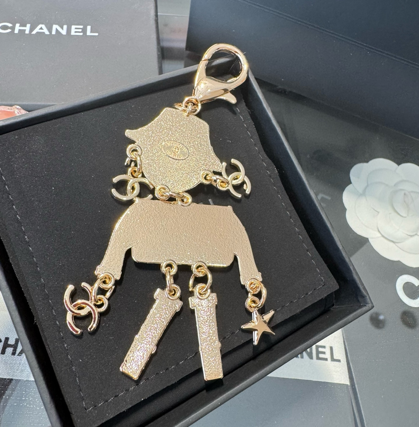 。CHANEL香奈儿外星人钥匙扣挂件 ~包包挂饰车钥匙挂件珐琅搭配金属双C奢华与趣味并存。随身挂包/钥匙