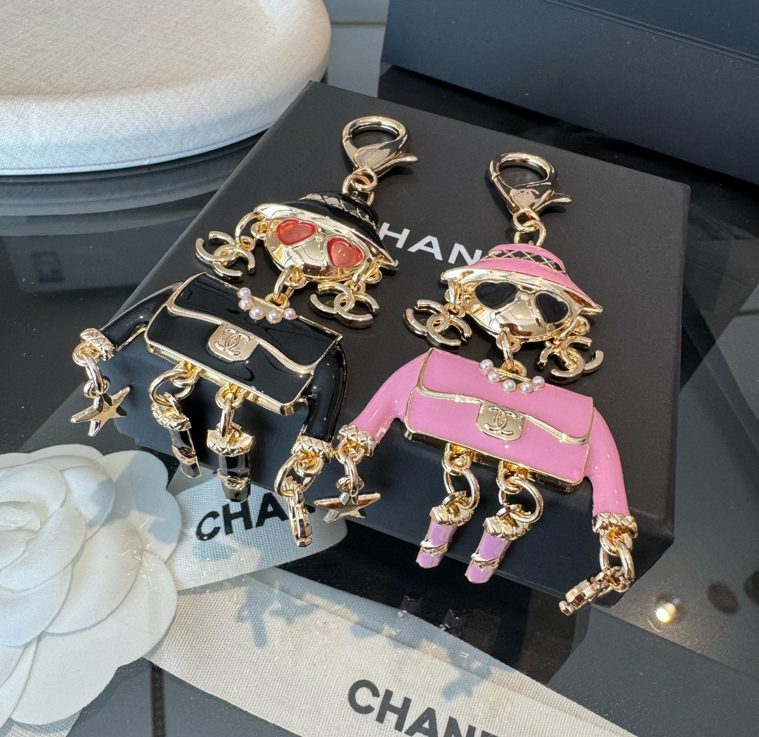。CHANEL香奈儿外星人钥匙扣挂件 ~包包挂饰车钥匙挂件珐琅搭配金属双C奢华与趣味并存。随身挂包/钥匙