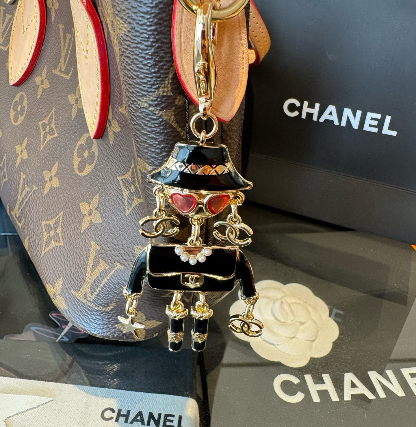 。CHANEL香奈儿外星人钥匙扣挂件 ~包包挂饰车钥匙挂件珐琅搭配金属双C奢华与趣味并存。随身挂包/钥匙