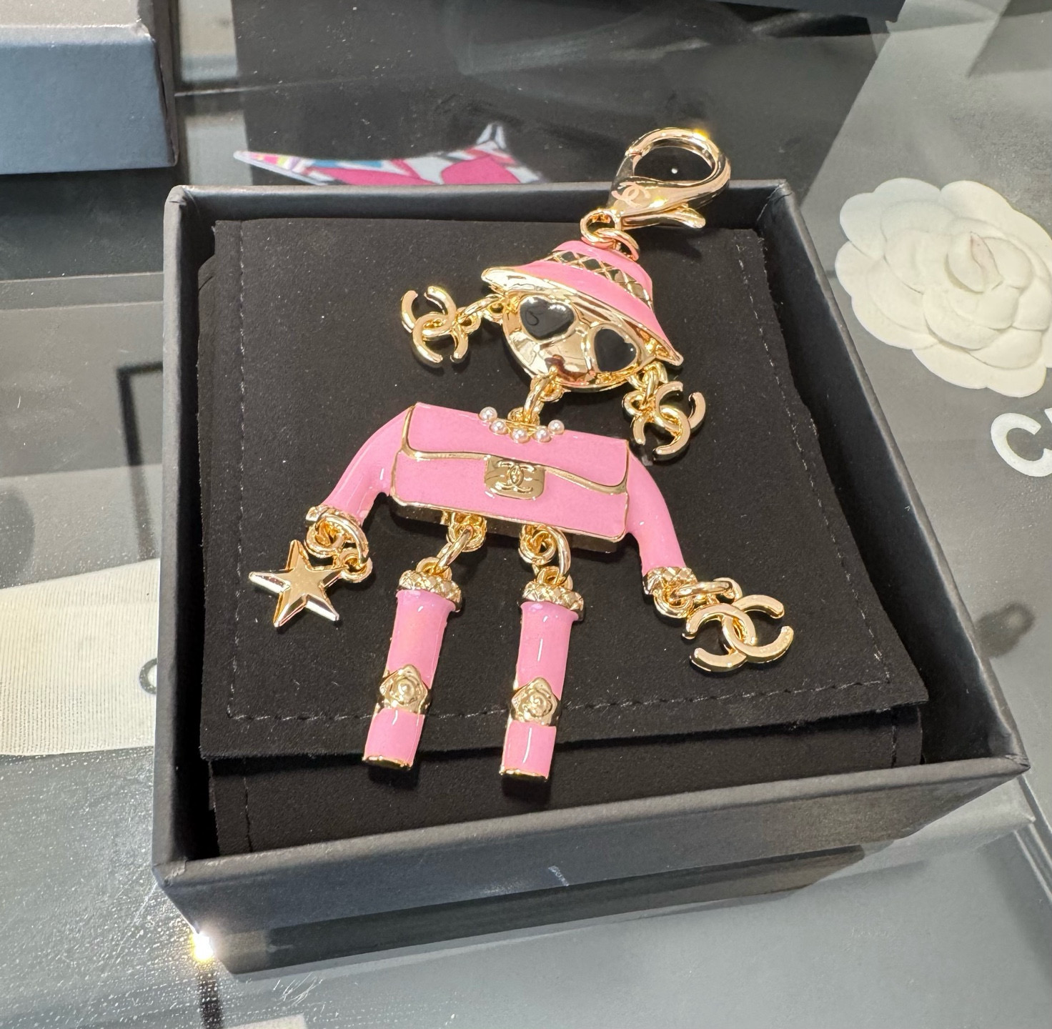 。CHANEL香奈儿外星人钥匙扣挂件 ~包包挂饰车钥匙挂件珐琅搭配金属双C奢华与趣味并存。随身挂包/钥匙