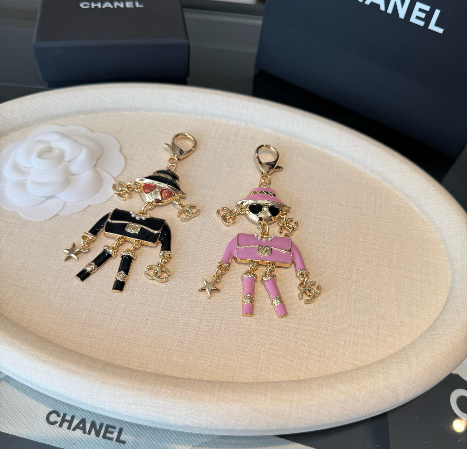。CHANEL香奈儿外星人钥匙扣挂件 ~包包挂饰车钥匙挂件珐琅搭配金属双C奢华与趣味并存。随身挂包/钥匙