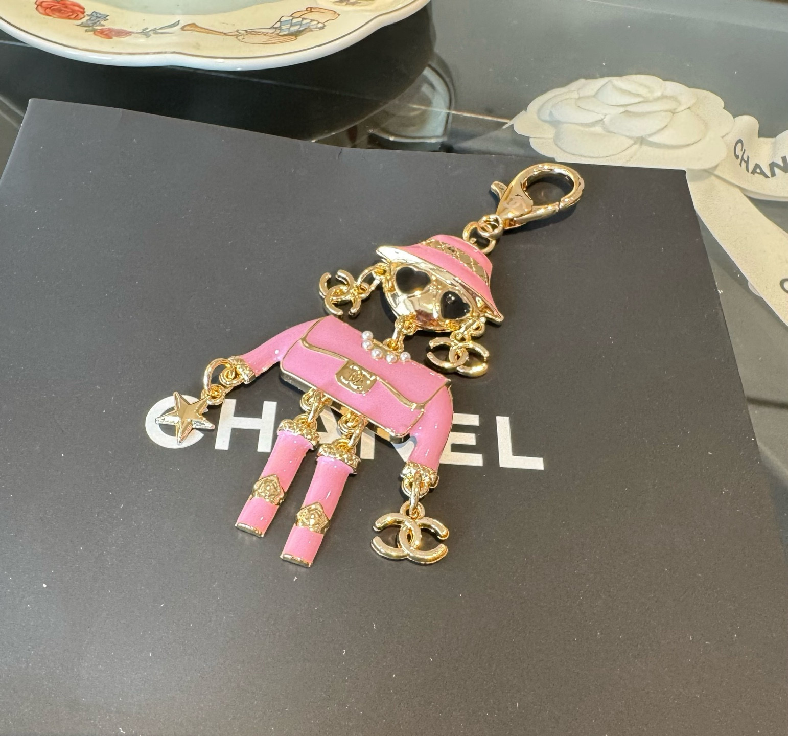 。CHANEL香奈儿外星人钥匙扣挂件 ~包包挂饰车钥匙挂件珐琅搭配金属双C奢华与趣味并存。随身挂包/钥匙