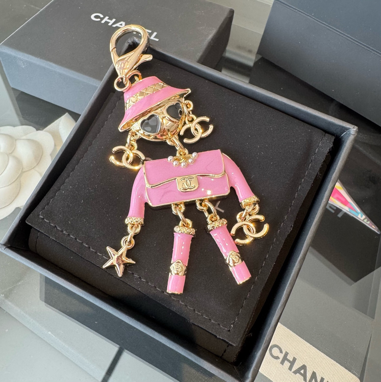 。CHANEL香奈儿外星人钥匙扣挂件 ~包包挂饰车钥匙挂件珐琅搭配金属双C奢华与趣味并存。随身挂包/钥匙