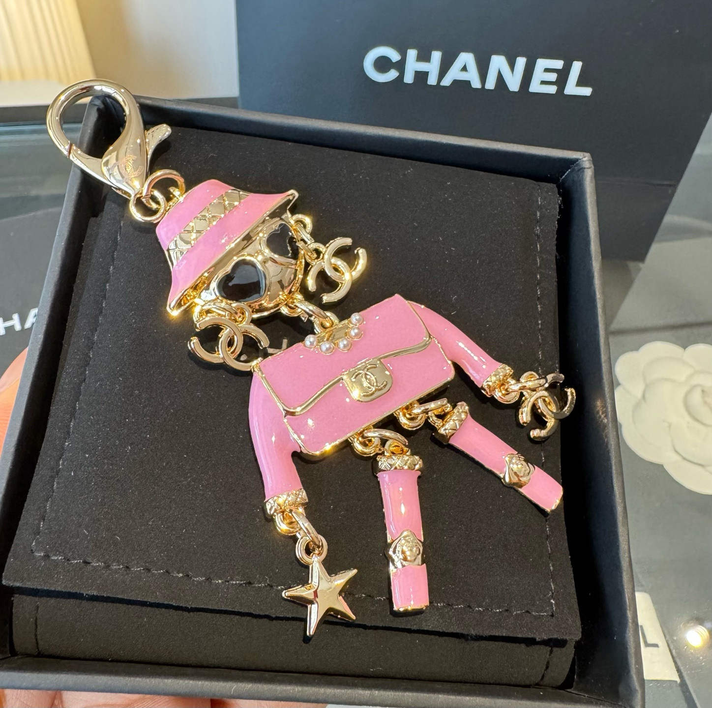。CHANEL香奈儿外星人钥匙扣挂件 ~包包挂饰车钥匙挂件珐琅搭配金属双C奢华与趣味并存。随身挂包/钥匙