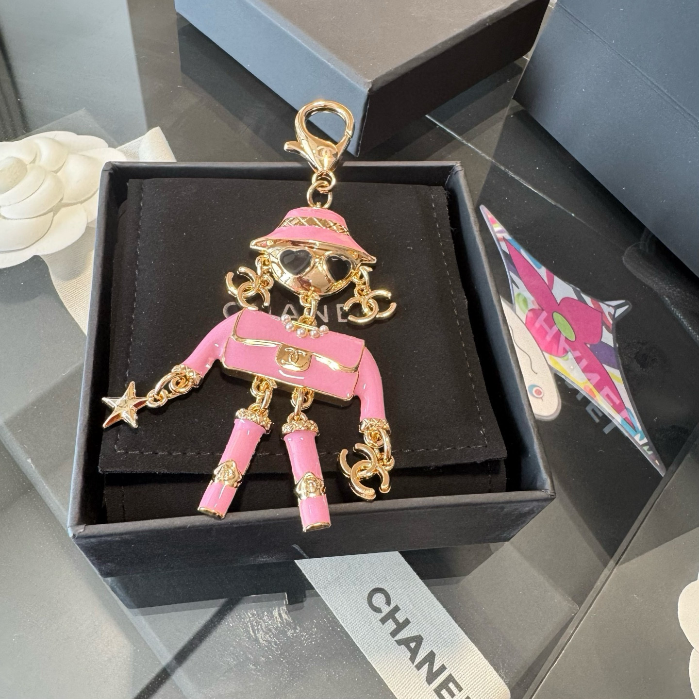 。CHANEL香奈儿外星人钥匙扣挂件 ~包包挂饰车钥匙挂件珐琅搭配金属双C奢华与趣味并存。随身挂包/钥匙