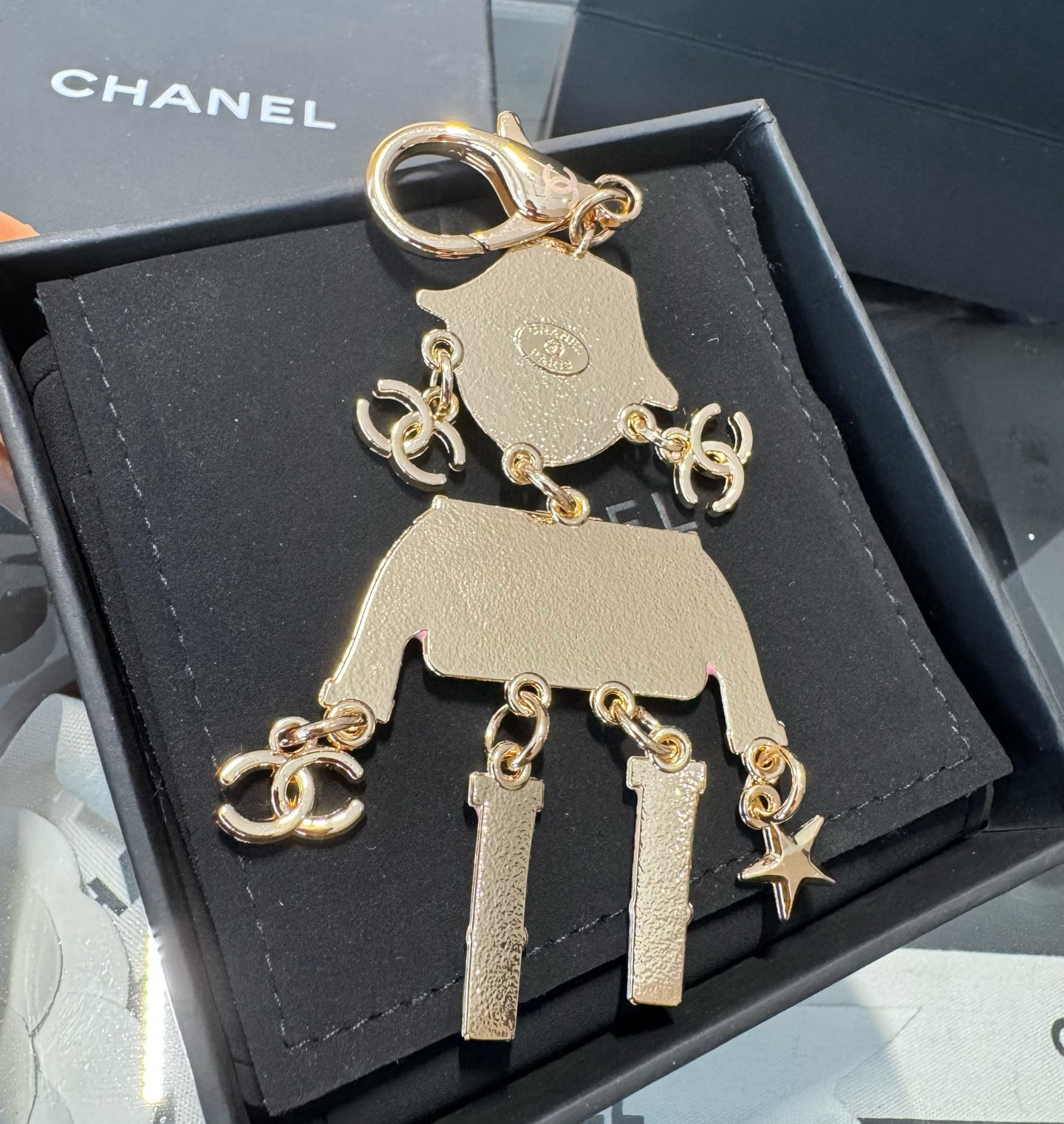 。CHANEL香奈儿外星人钥匙扣挂件 ~包包挂饰车钥匙挂件珐琅搭配金属双C奢华与趣味并存。随身挂包/钥匙