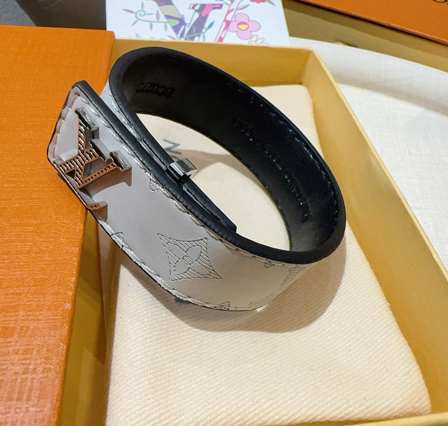 。LV皮绳手环手镯市场最好版本 LV老花皮绳手链●专柜一致黄铜材质 火爆款出货 设计独特 复古前卫 男女