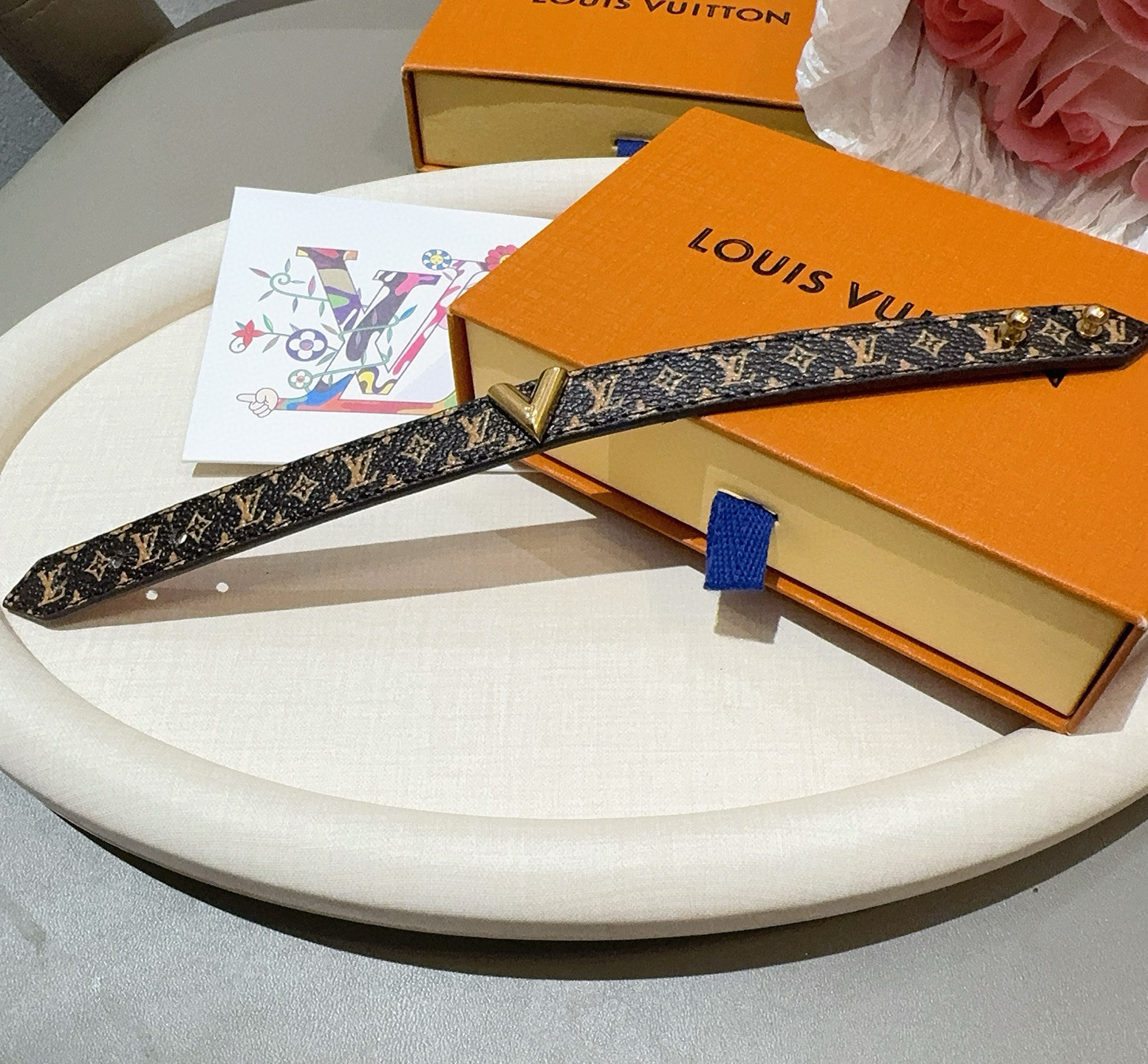 。LV皮绳手环手镯市场最好版本 LV老花皮绳手链●专柜一致黄铜材质 火爆款出货 设计独特 复古前卫 美女