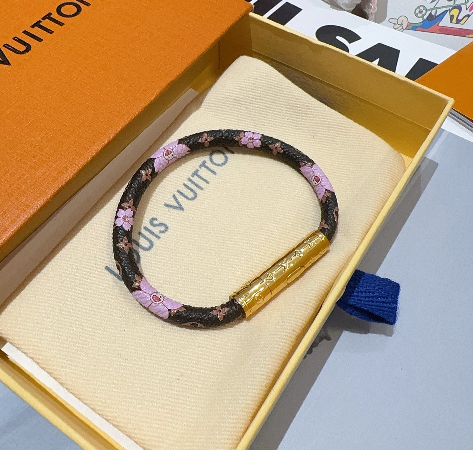 。 LV 白彩手镯🌸老花皮绳手链 专柜一致黄铜材质 火爆款出货 设计独特 美女必备👍