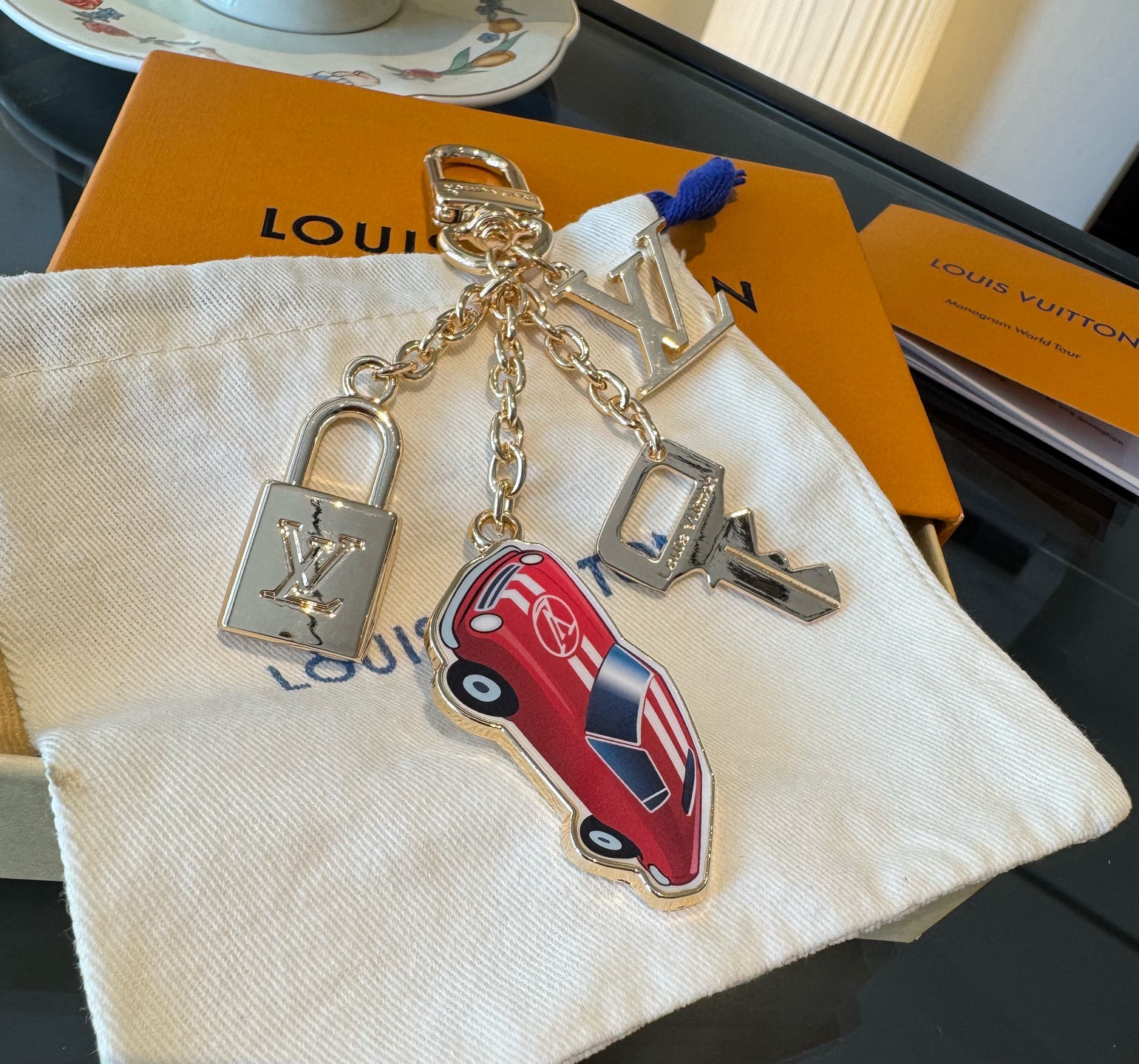 。新款 LOUIS VUITTON LV钥匙扣 锁头🔑汽车🚘字母包包挂 钥匙扣精致。手感真的很赞[强]