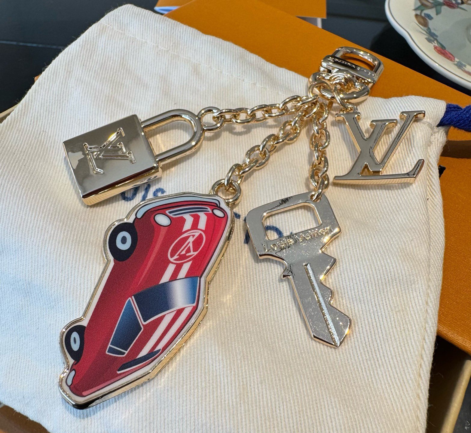 。新款 LOUIS VUITTON LV钥匙扣 锁头🔑汽车🚘字母包包挂 钥匙扣精致。手感真的很赞[强]
