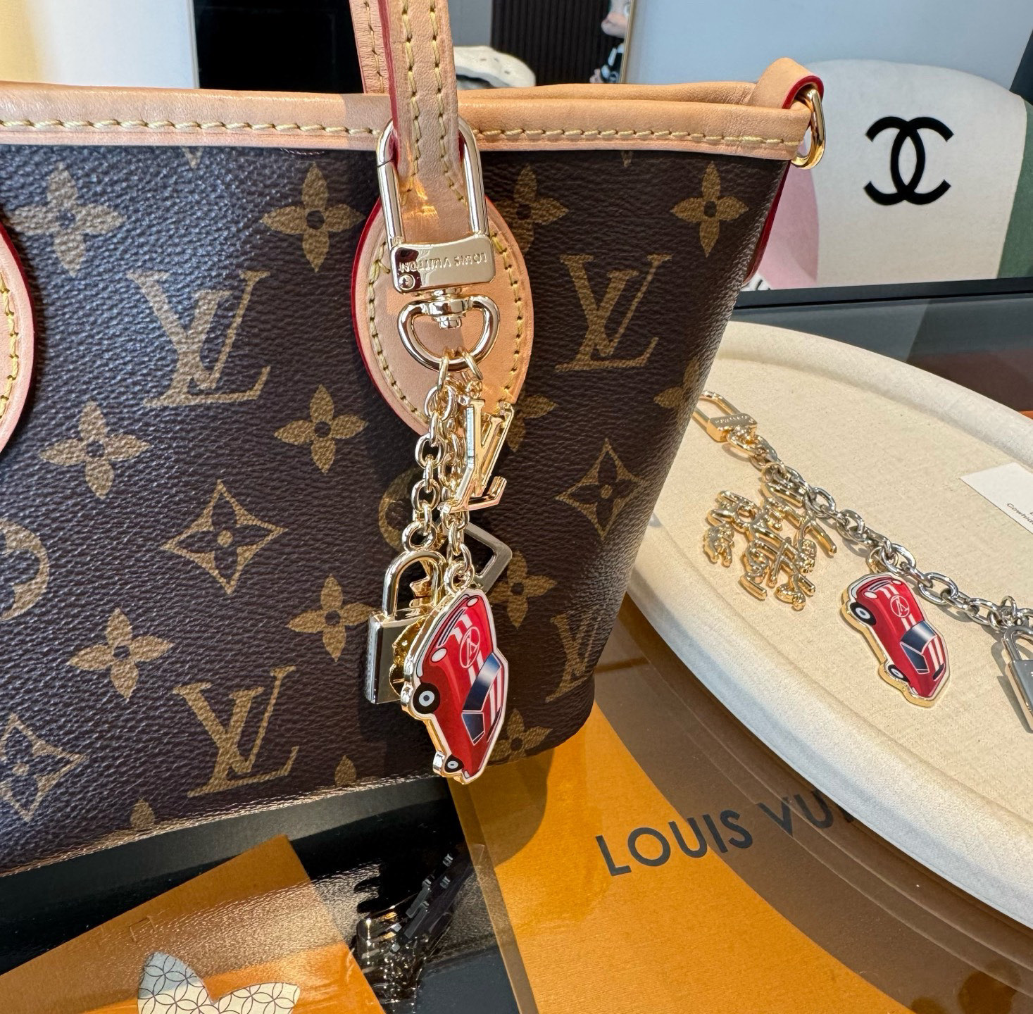 。新款 LOUIS VUITTON LV钥匙扣 锁头🔑汽车🚘字母包包挂 钥匙扣精致。手感真的很赞[强]