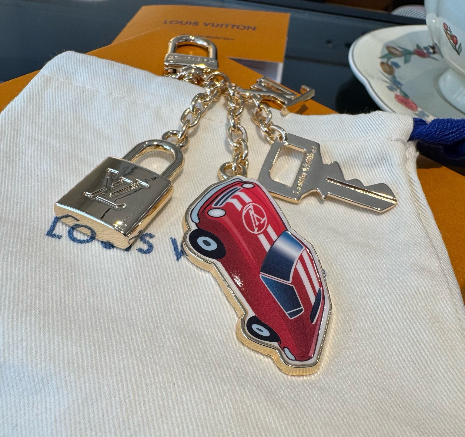 。新款 LOUIS VUITTON LV钥匙扣 锁头🔑汽车🚘字母包包挂 钥匙扣精致。手感真的很赞[强]