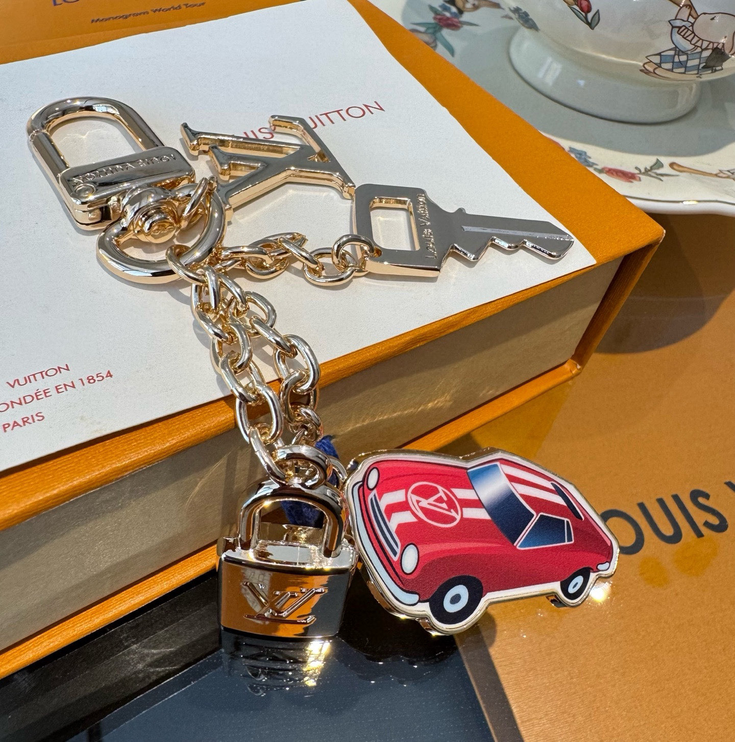 。新款 LOUIS VUITTON LV钥匙扣 锁头🔑汽车🚘字母包包挂 钥匙扣精致。手感真的很赞[强]