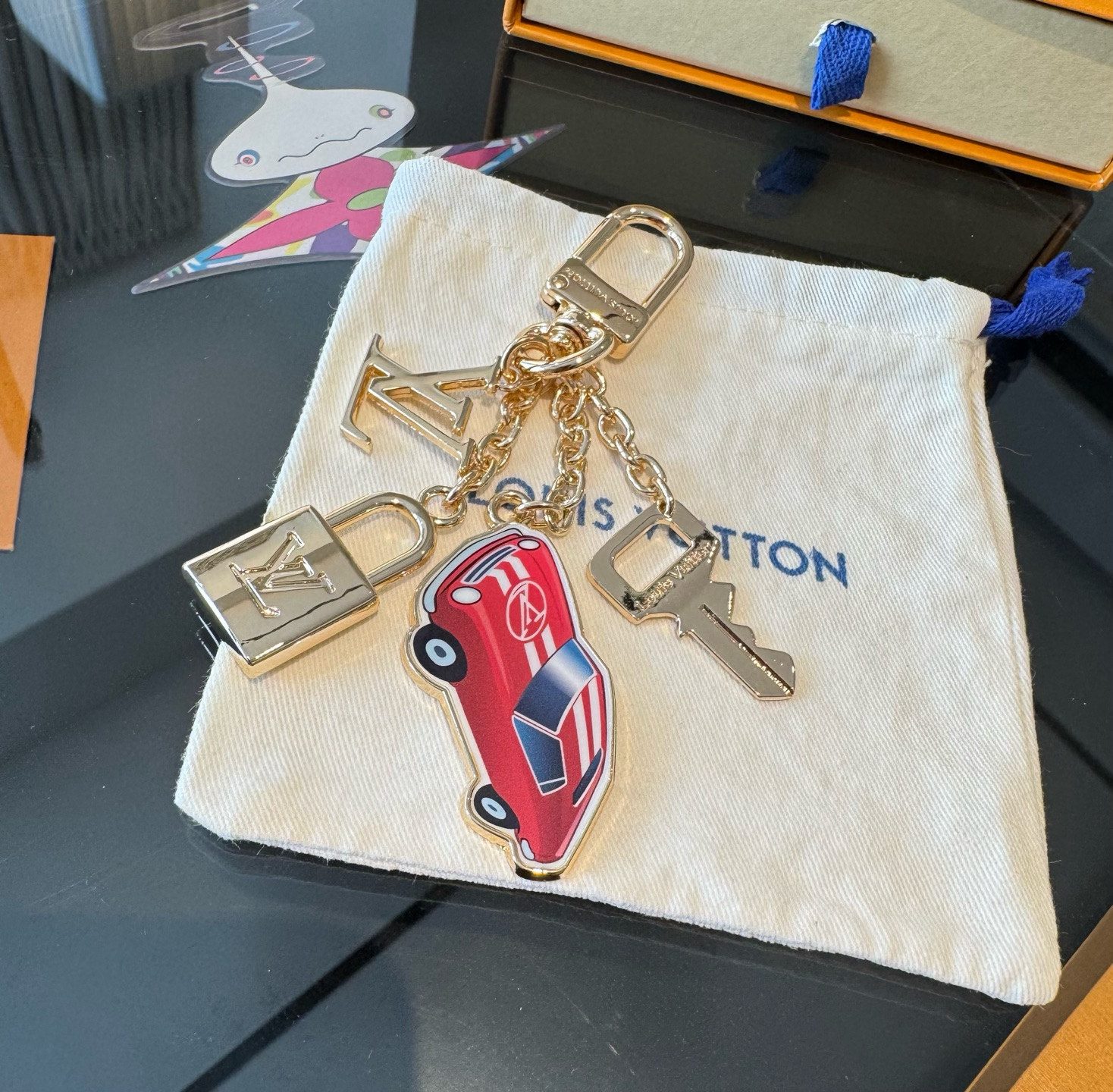 。新款 LOUIS VUITTON LV钥匙扣 锁头🔑汽车🚘字母包包挂 钥匙扣精致。手感真的很赞[强]