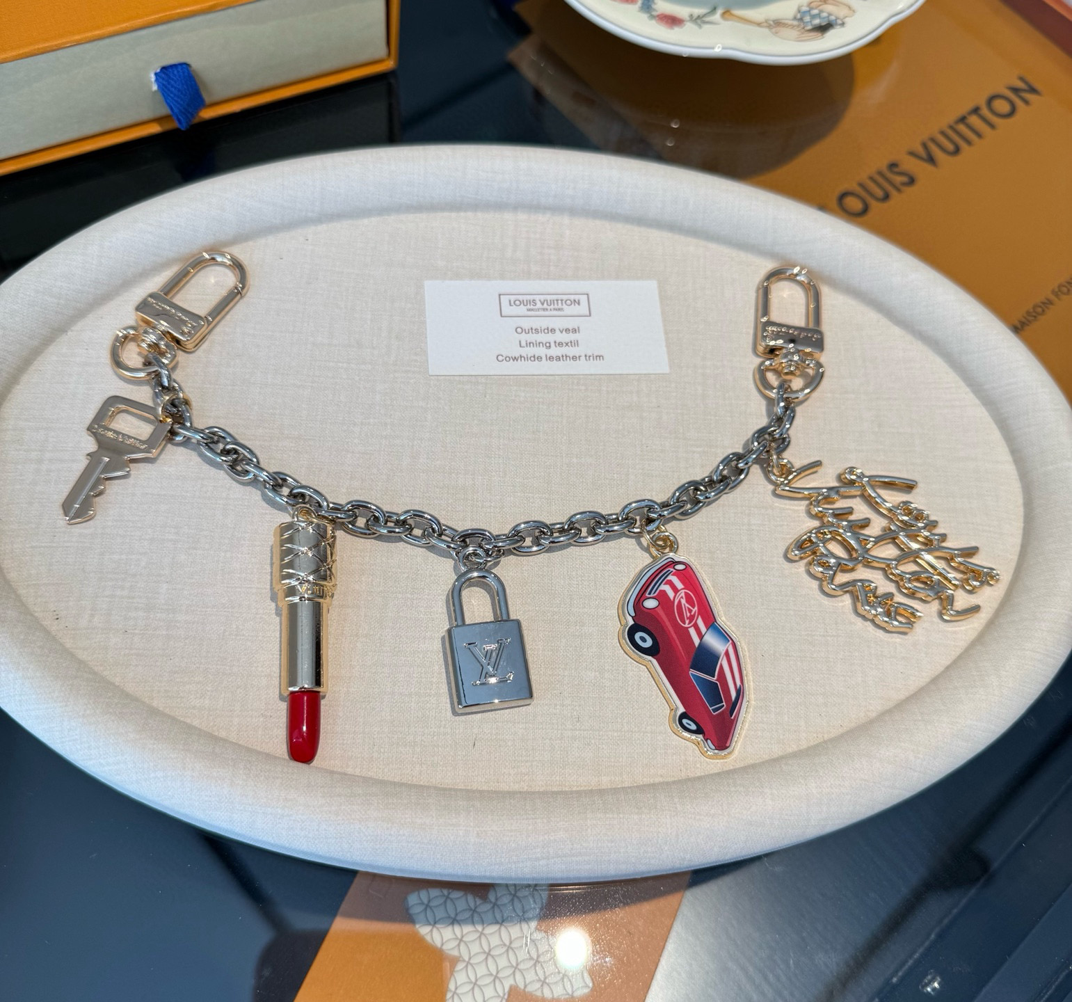 。新款 LOUIS VUITTON LV钥匙扣包链 挂饰 口红💄 锁头🔑汽车🚘字母包包挂 钥匙扣精致。手