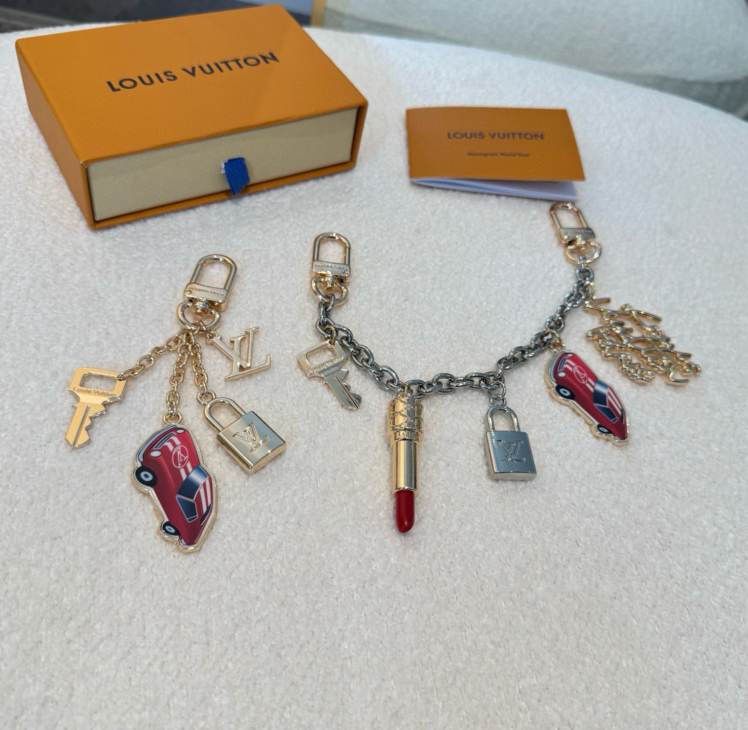 。新款 LOUIS VUITTON LV钥匙扣包链 挂饰 口红💄 锁头🔑汽车🚘字母包包挂 钥匙扣精致。手