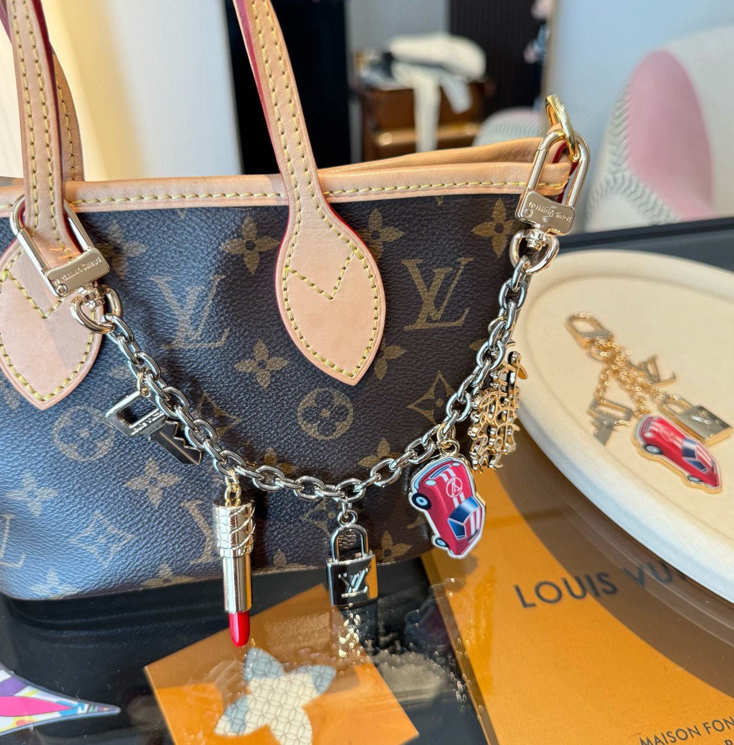 。新款 LOUIS VUITTON LV钥匙扣包链 挂饰 口红💄 锁头🔑汽车🚘字母包包挂 钥匙扣精致。手