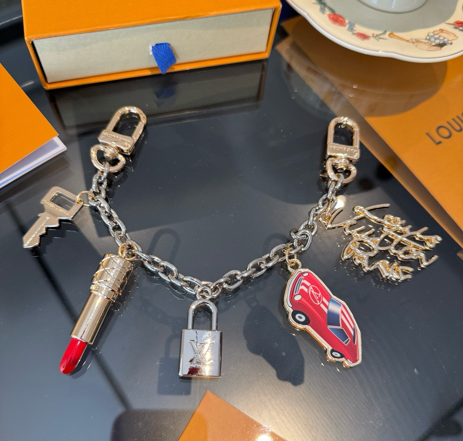 。新款 LOUIS VUITTON LV钥匙扣包链 挂饰 口红💄 锁头🔑汽车🚘字母包包挂 钥匙扣精致。手