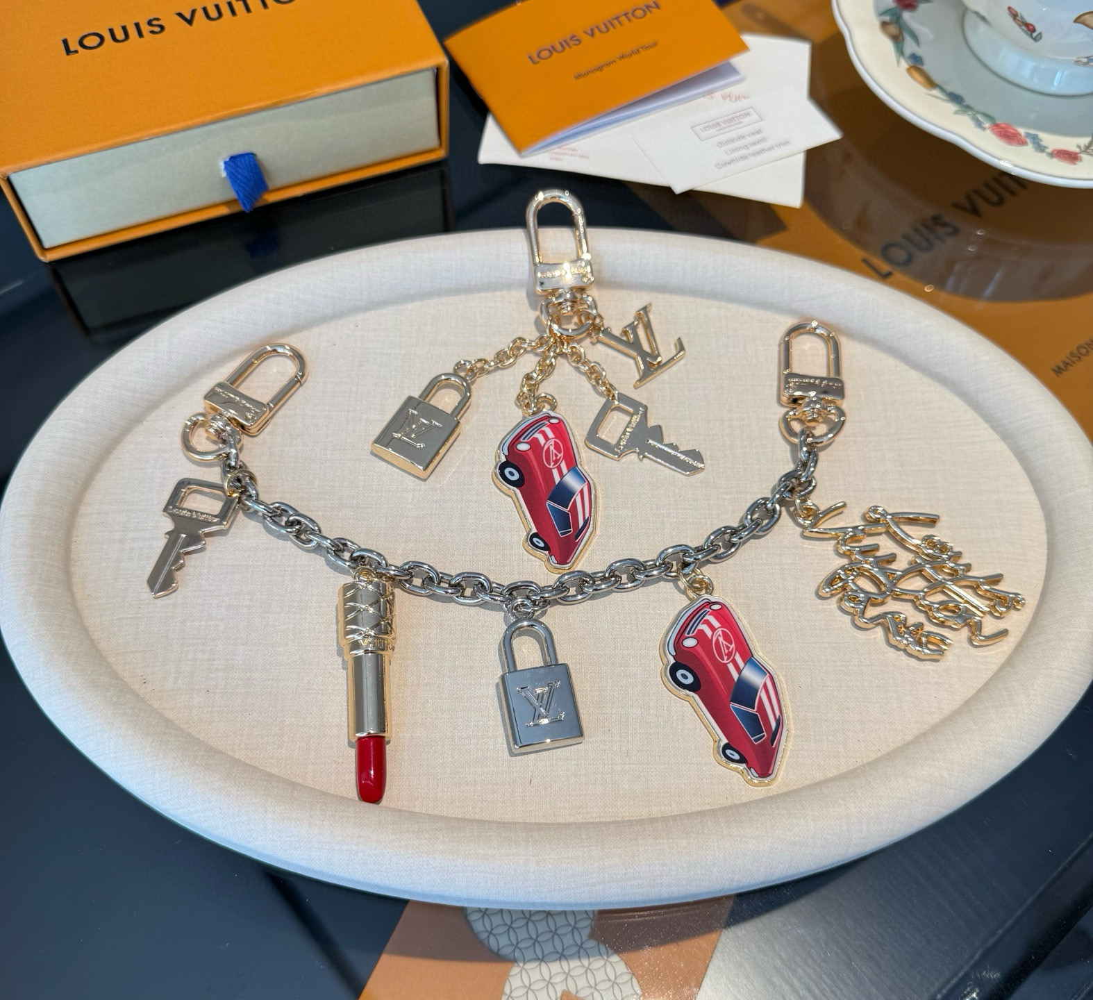 。新款 LOUIS VUITTON LV钥匙扣包链 挂饰 口红💄 锁头🔑汽车🚘字母包包挂 钥匙扣精致。手