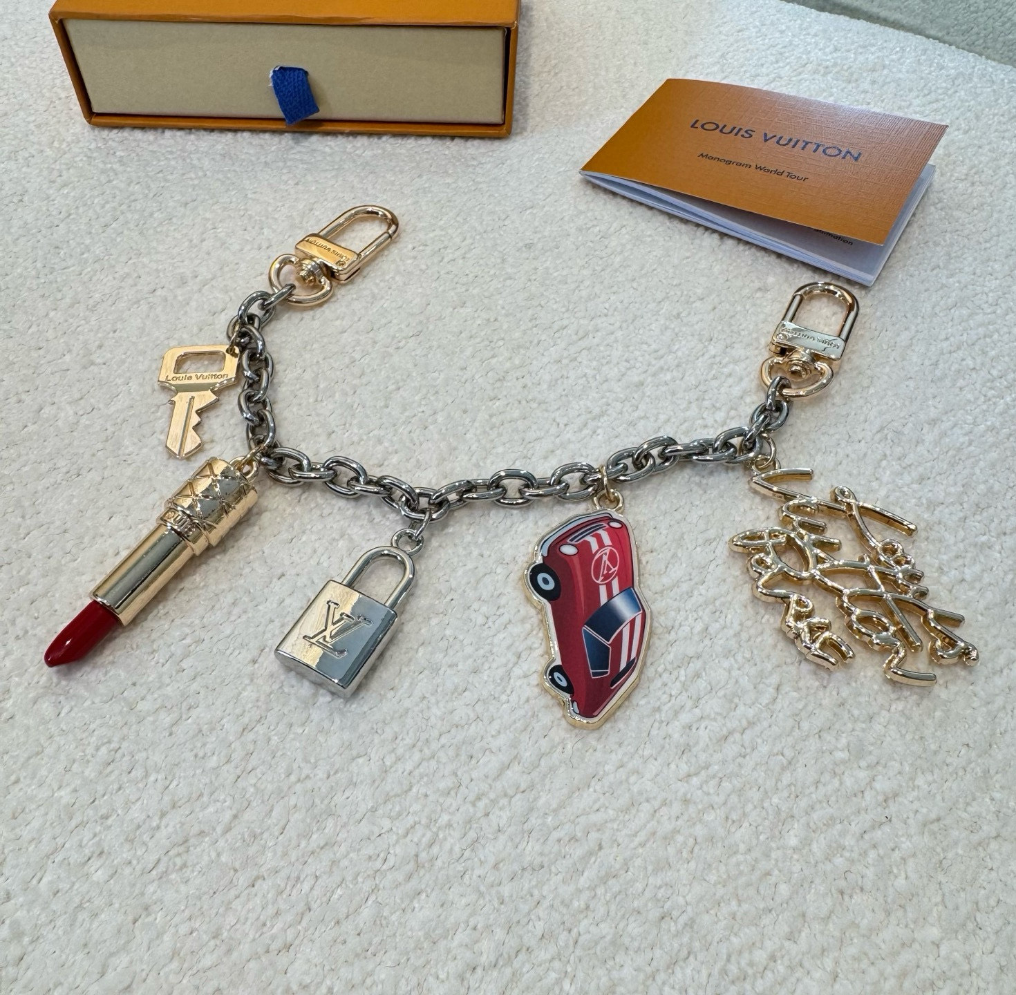 。新款 LOUIS VUITTON LV钥匙扣包链 挂饰 口红💄 锁头🔑汽车🚘字母包包挂 钥匙扣精致。手
