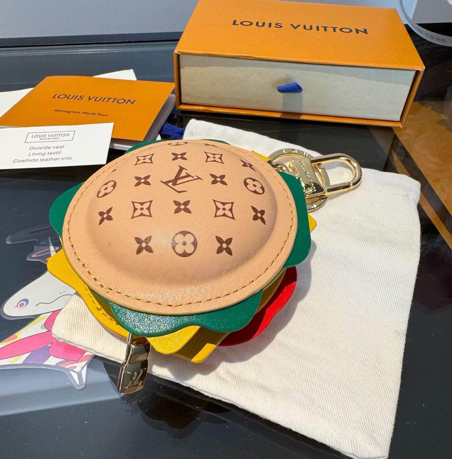 。新品❗️迷你汉堡🍔挂件挂饰Lv钥匙扣 蓝牙耳机包Louis Vuitton 路易威登汉堡包🍔汉堡耳机包