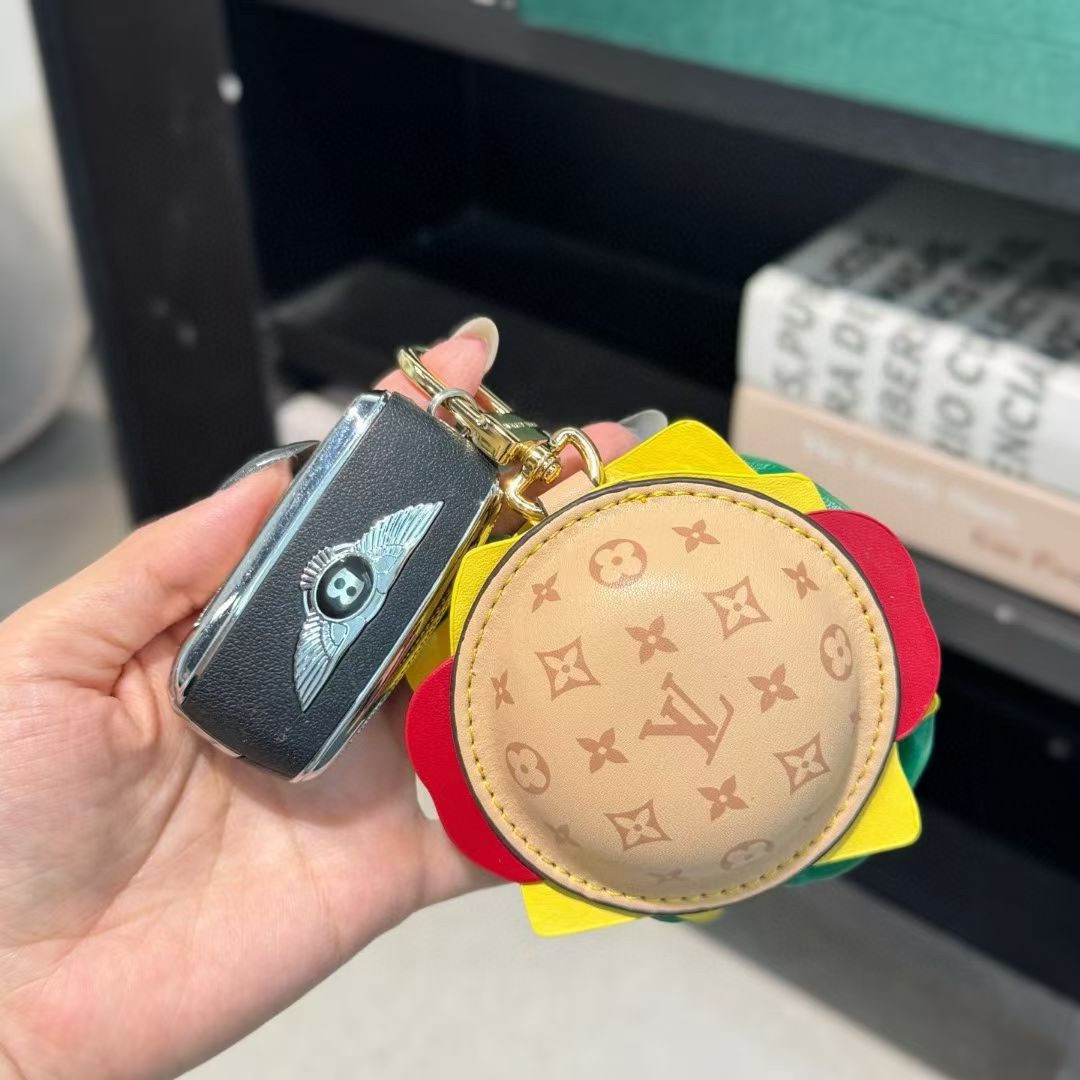 。新品❗️迷你汉堡🍔挂件挂饰Lv钥匙扣 蓝牙耳机包Louis Vuitton 路易威登汉堡包🍔汉堡耳机包