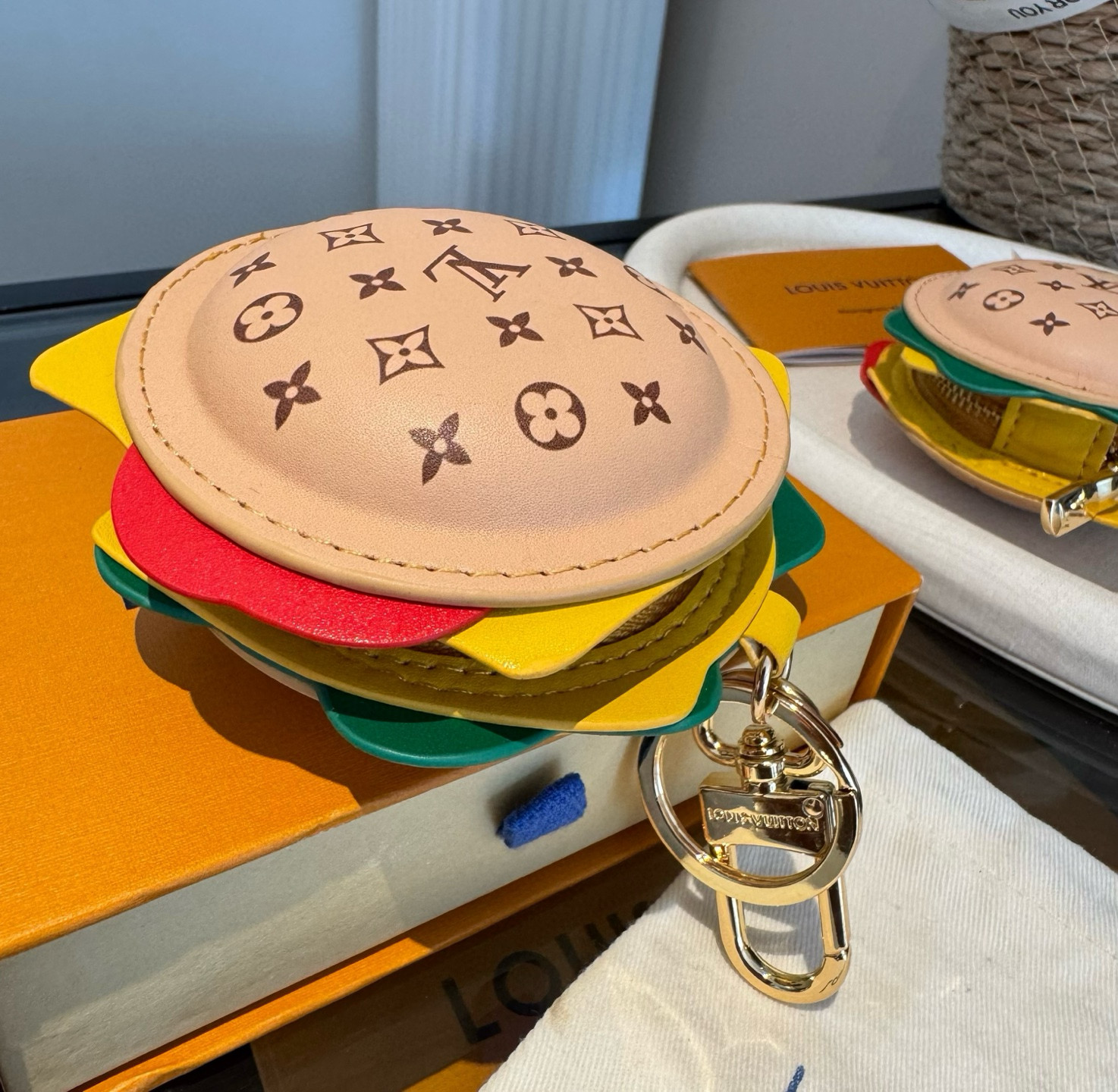 。新品❗️迷你汉堡🍔挂件挂饰Lv钥匙扣 蓝牙耳机包Louis Vuitton 路易威登汉堡包🍔汉堡耳机包