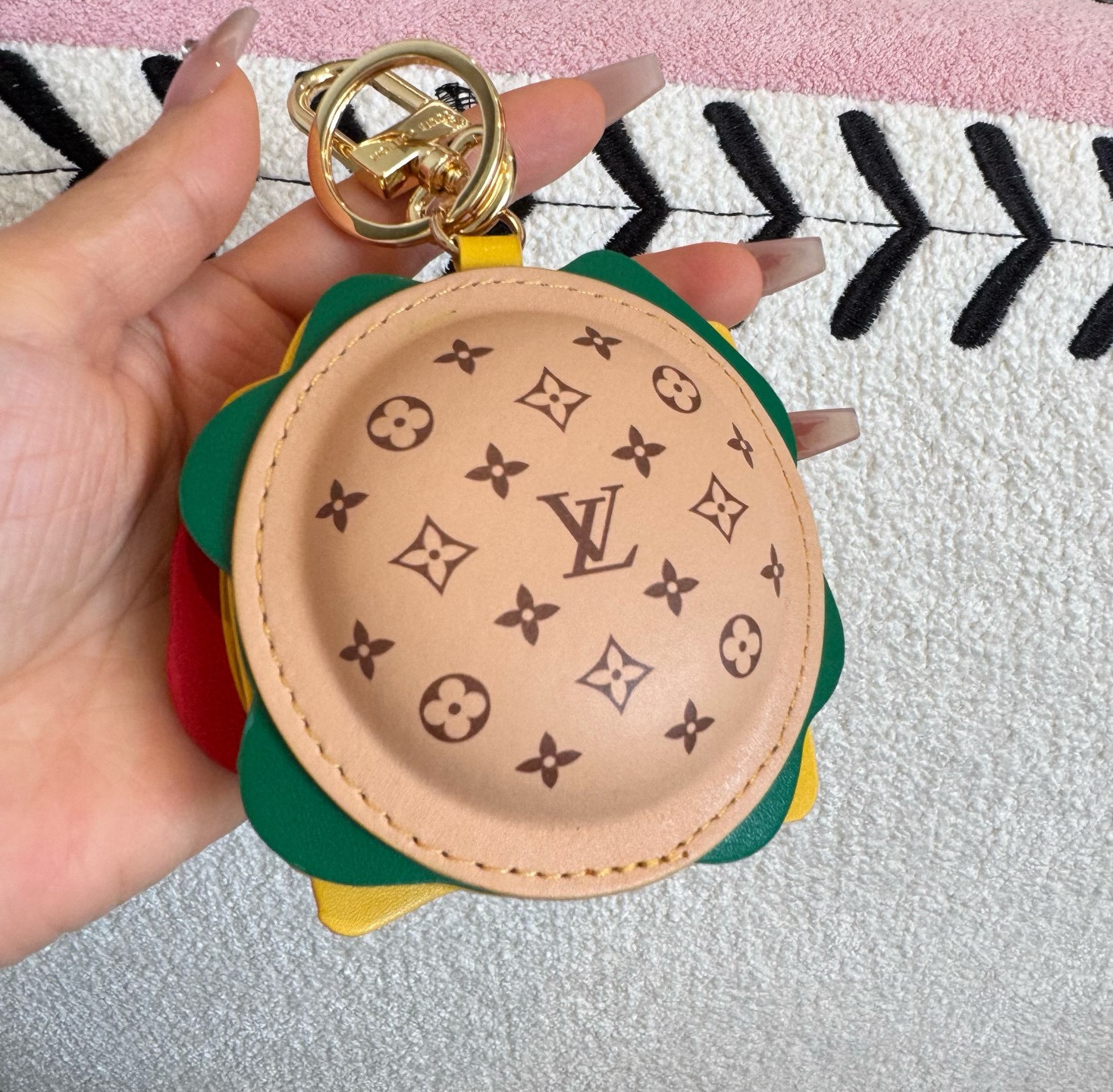 。新品❗️迷你汉堡🍔挂件挂饰Lv钥匙扣 蓝牙耳机包Louis Vuitton 路易威登汉堡包🍔汉堡耳机包