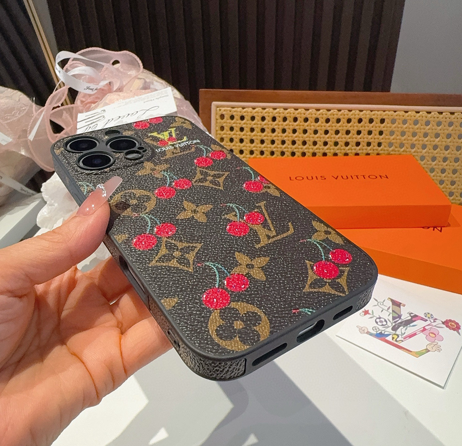 。Lv精孔全包手机壳 村上🍒樱桃图案Lv全包围边皮质手机壳型号：为了不出现报错型号，请打开本机查看手机设