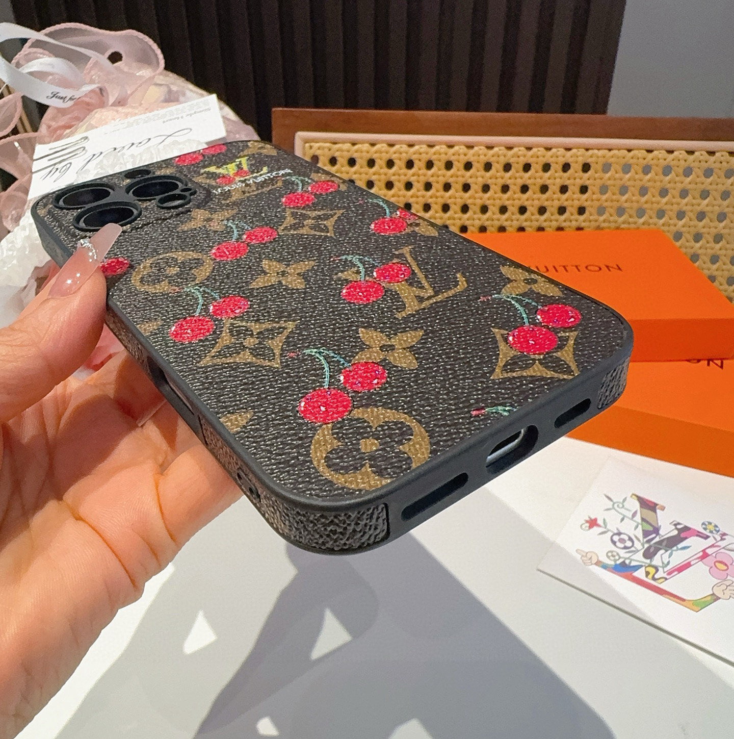 。Lv精孔全包手机壳 村上🍒樱桃图案Lv全包围边皮质手机壳型号：为了不出现报错型号，请打开本机查看手机设