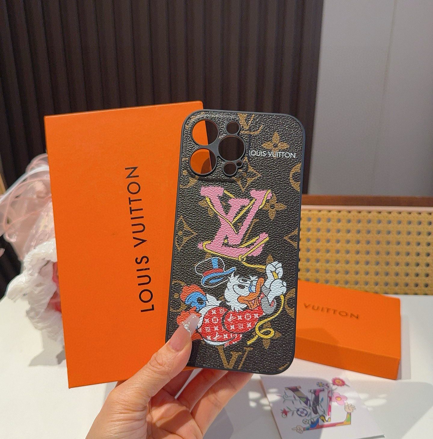 。Lv精孔全包手机壳 卡通图案Lv全包围边皮质手机壳型号：为了不出现报错型号，请打开本机查看手机设置显示