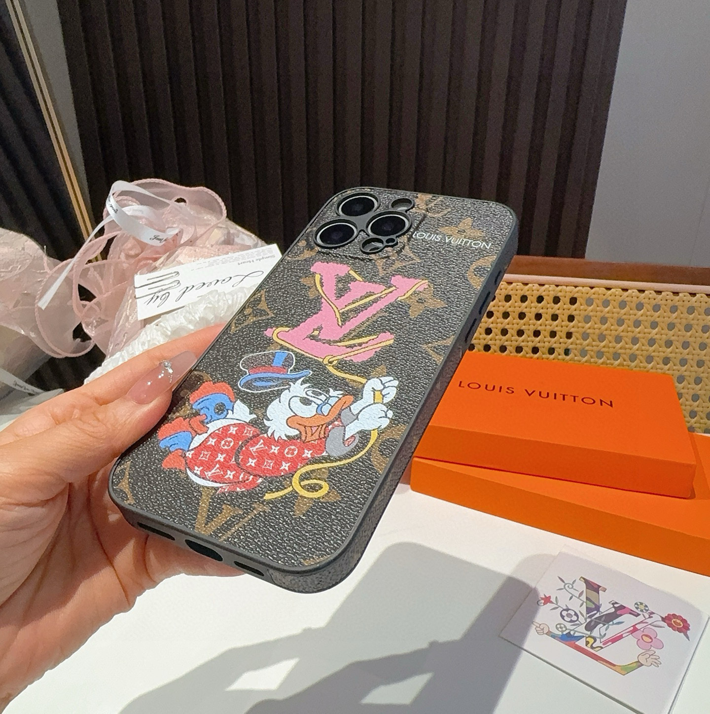 。Lv精孔全包手机壳 卡通图案Lv全包围边皮质手机壳型号：为了不出现报错型号，请打开本机查看手机设置显示