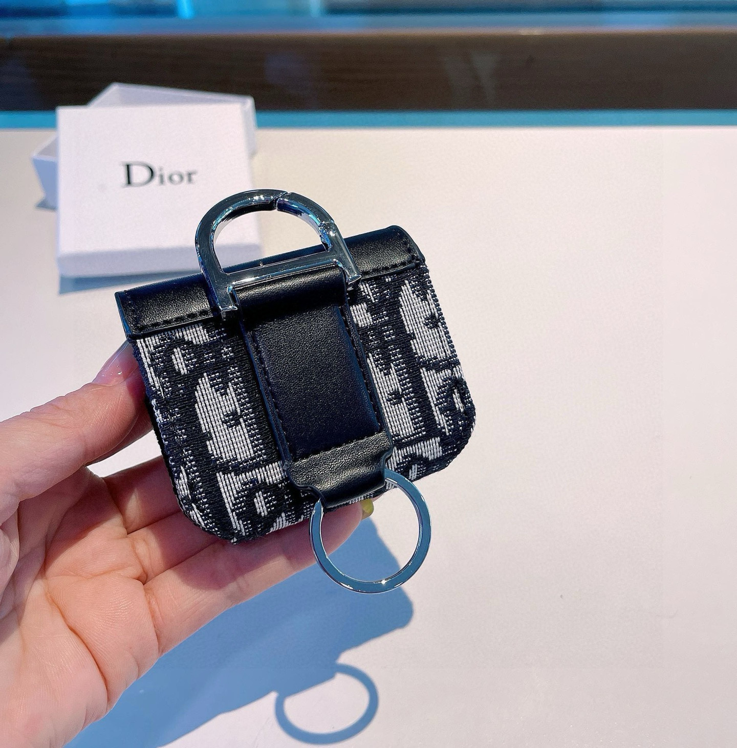 。Dior官网款耳机包，迪奥拼色耳机包，原版五金，一个尺寸73mm*68mm*35mm，适用任何尺寸蓝牙