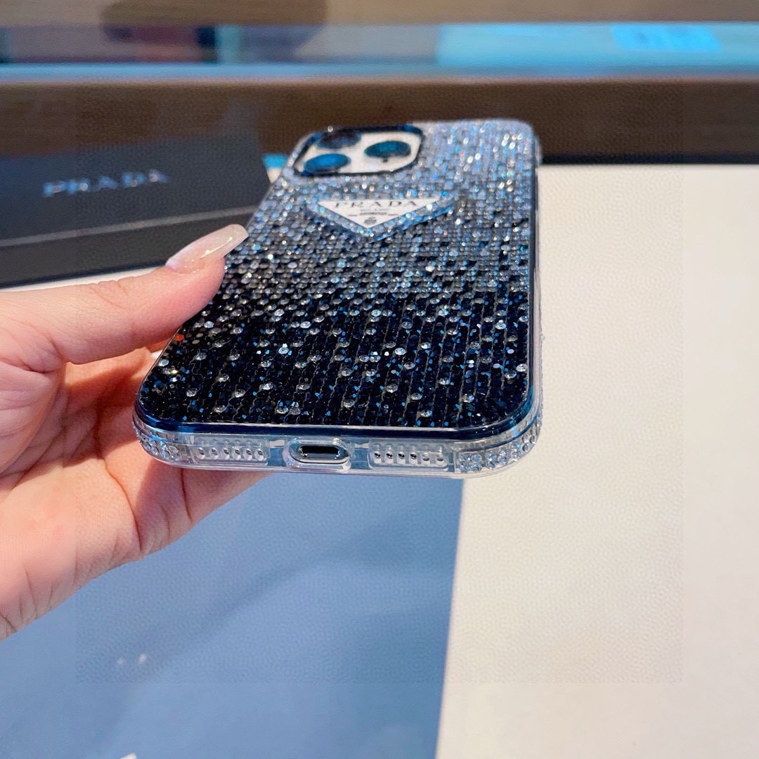 ❄️iPhone16系列更新💠 普拉达·PRADA官网同款闪钻全包手机壳，精准孔位 bingbing型号