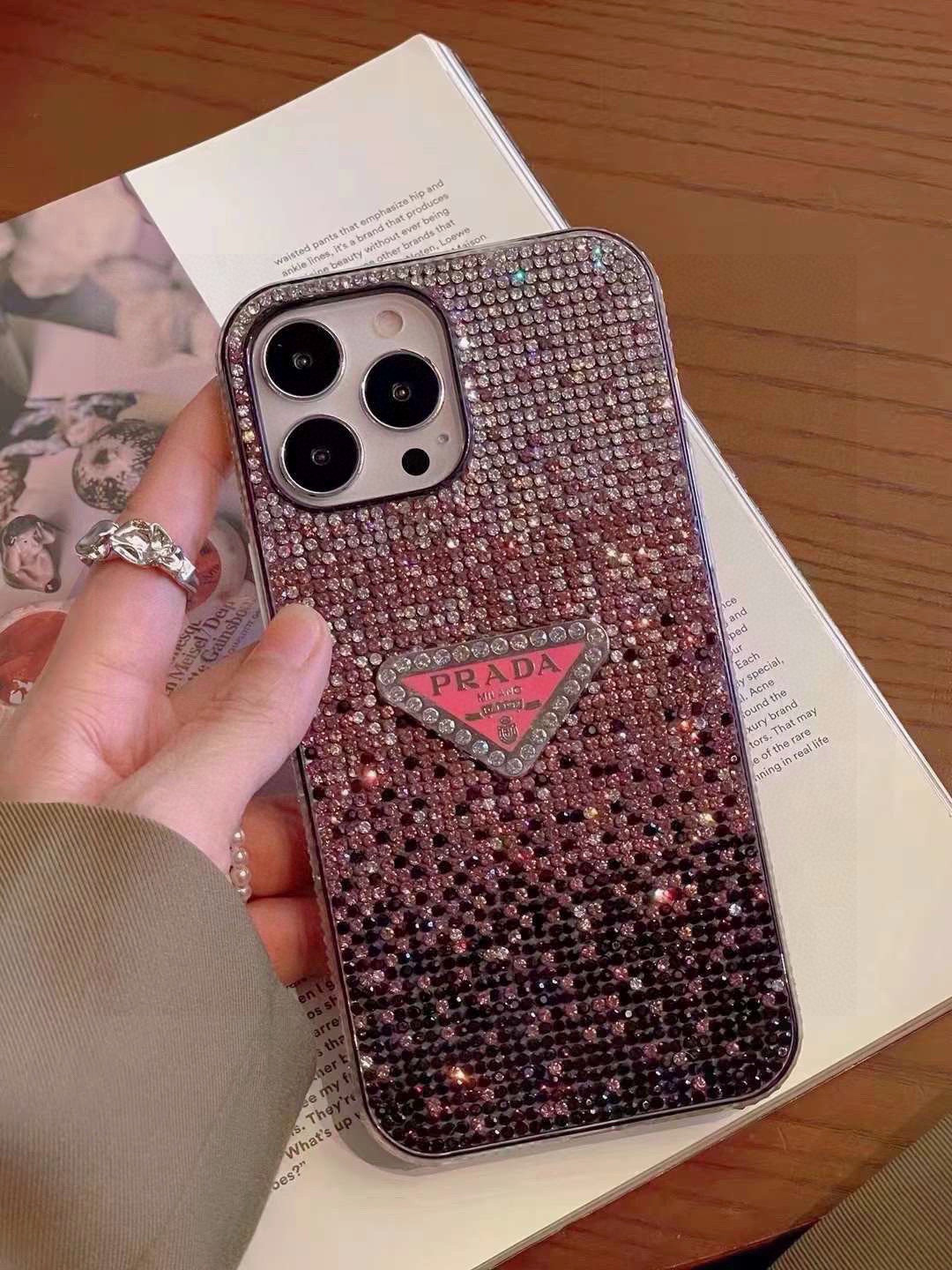❄️iPhone16系列更新💠 普拉达·PRADA官网同款闪钻全包手机壳，精准孔位 bingbing型号