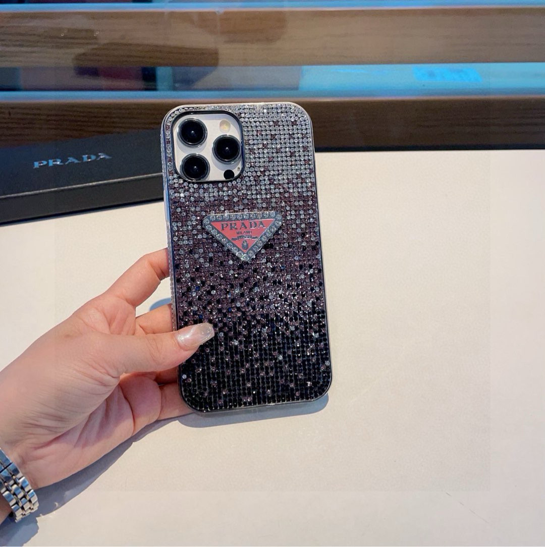 ❄️iPhone16系列更新💠 普拉达·PRADA官网同款闪钻全包手机壳，精准孔位 bingbing型号