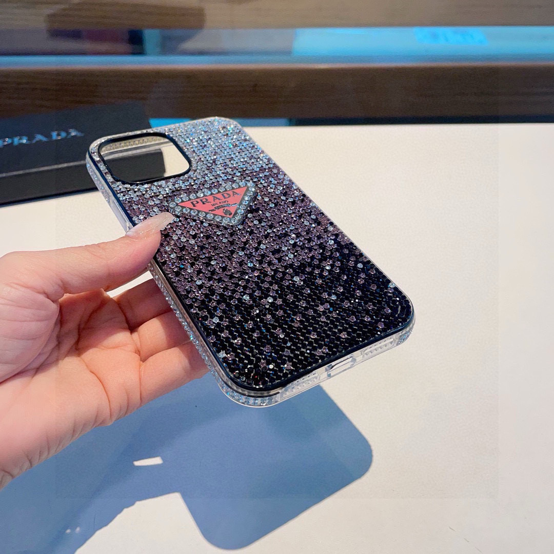 ❄️iPhone16系列更新💠 普拉达·PRADA官网同款闪钻全包手机壳，精准孔位 bingbing型号